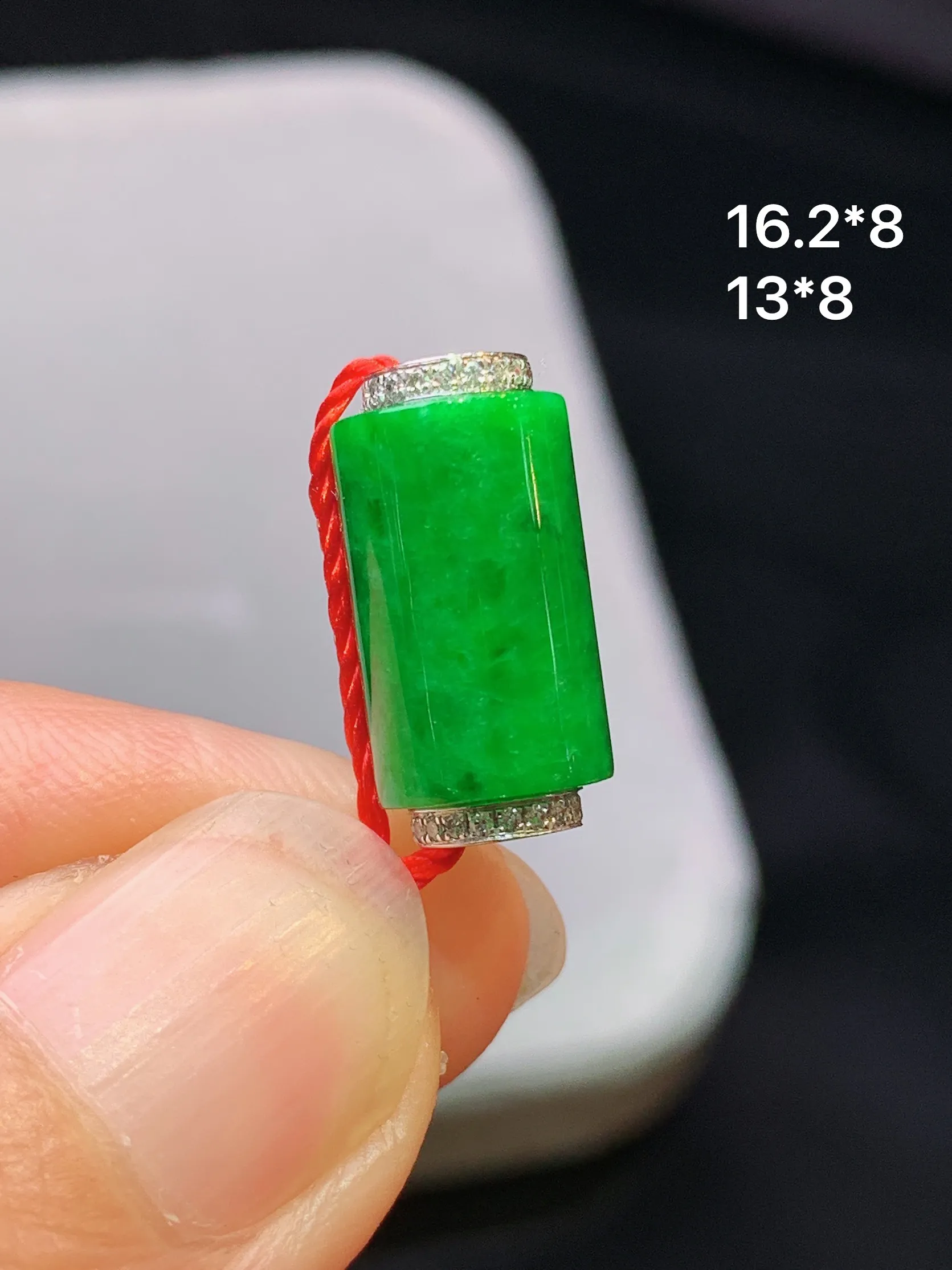 18k金钻镶嵌满绿路路通吊坠 玉质细腻 色泽艳丽清新 整体尺寸16.2*8