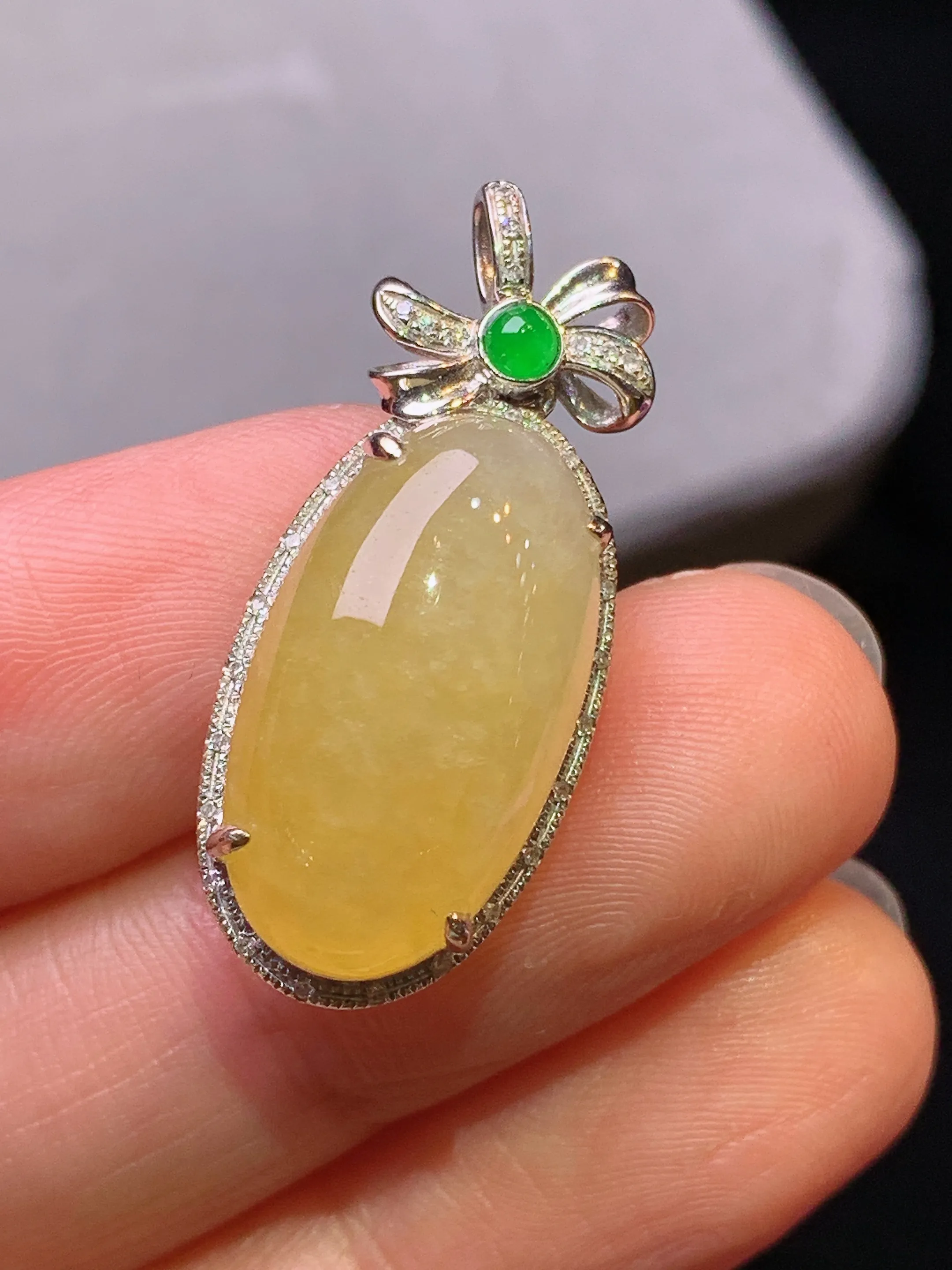 18k金钻镶嵌黄翡蛋面吊坠 玉质细腻 色泽艳丽清新 整体尺寸29.8*12.8*8.7