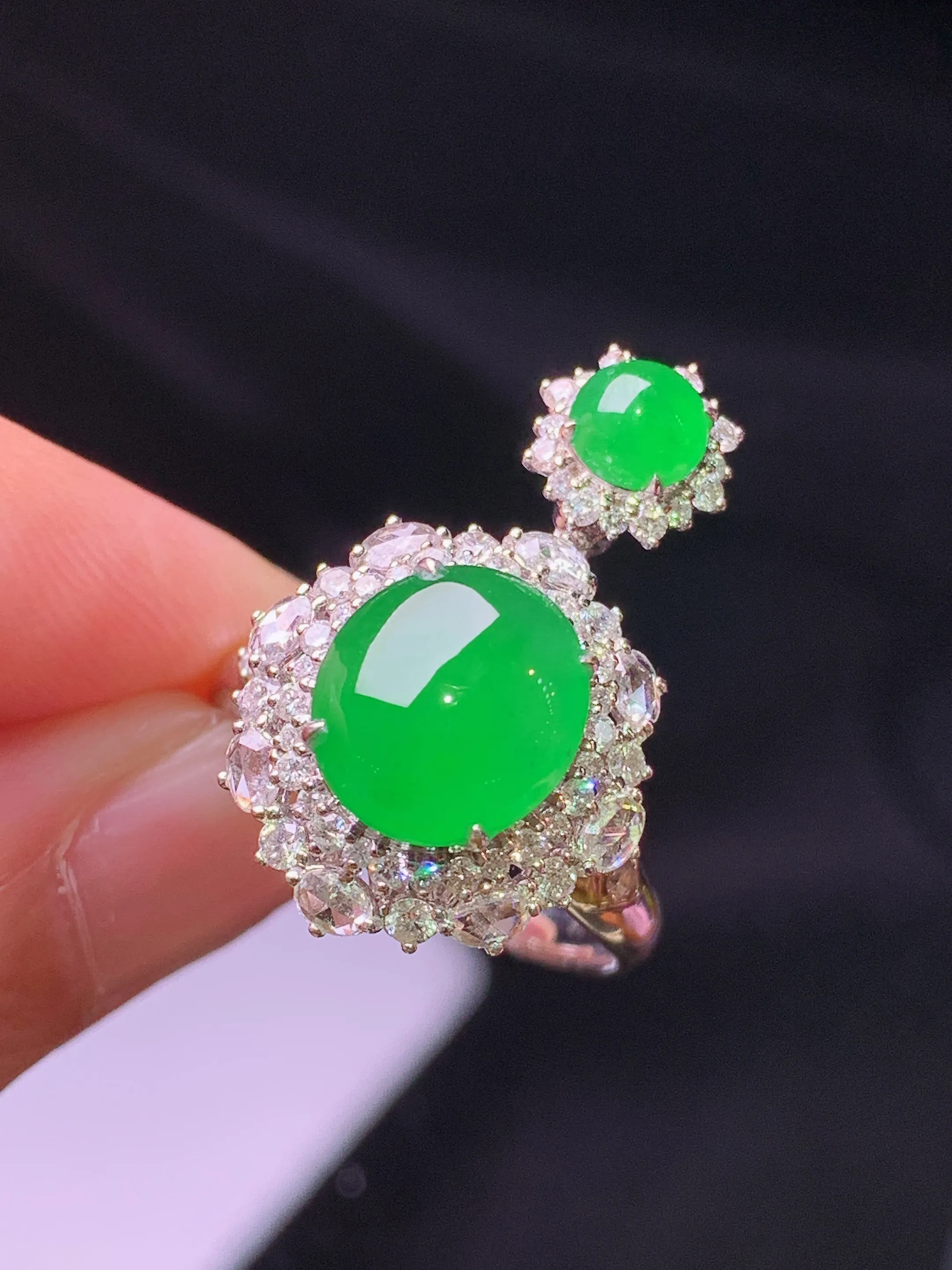 18k金钻镶嵌满绿蛋面戒指吊坠两用款 玉质细腻  色泽清新艳丽 圈口14 整体尺寸24.3*15.5*10.2