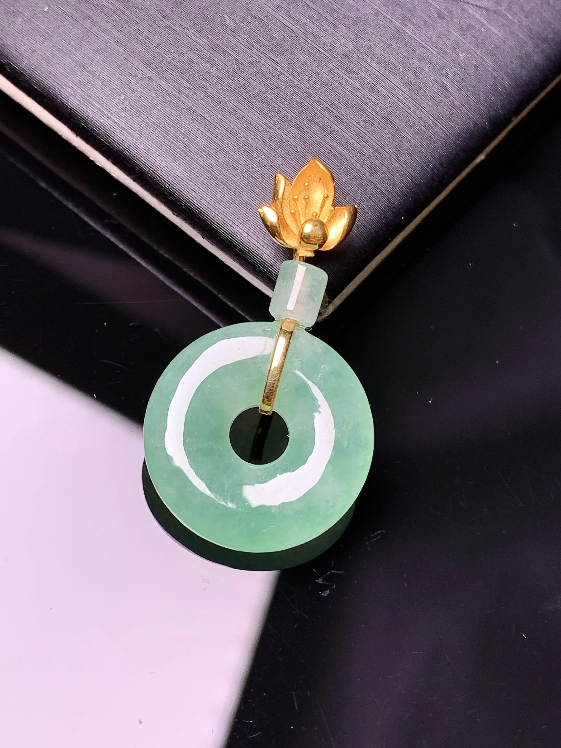 18k金钻镶嵌翠绿平安环吊坠 玉质细腻  色泽清新艳丽 整体尺寸30*17.2*4.2