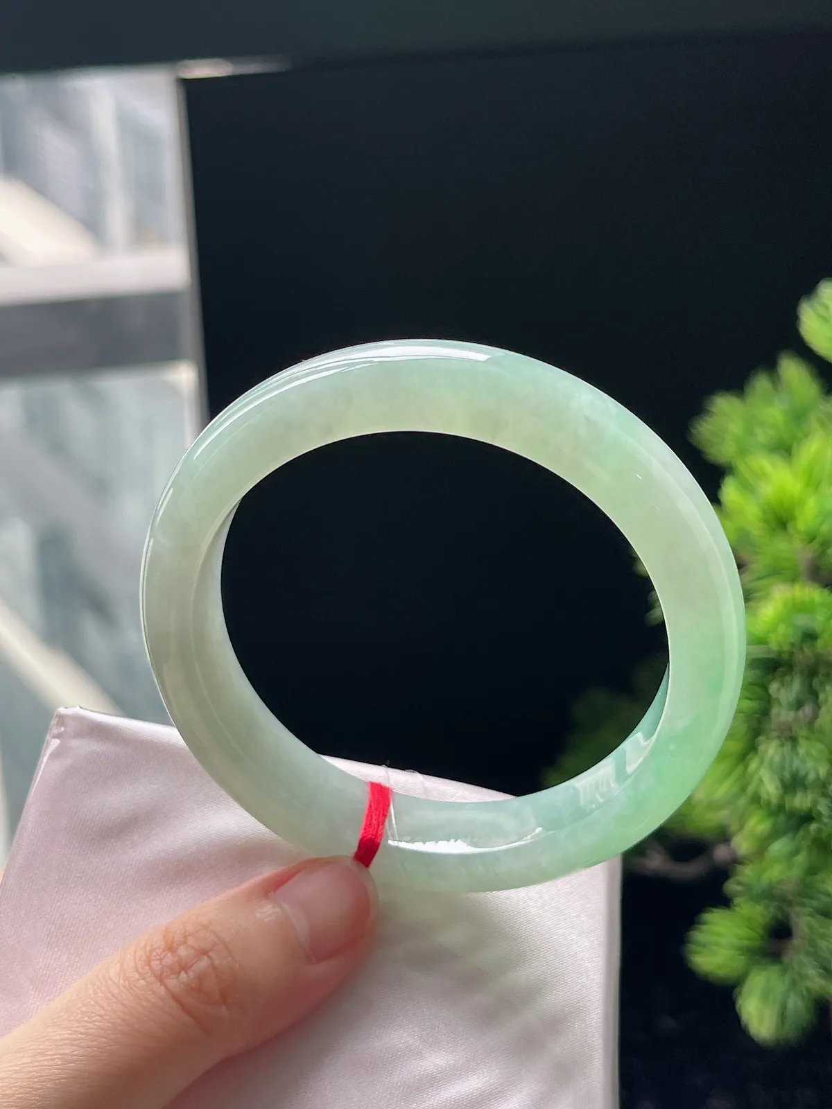 正圈55.9圈口，翡翠冰糯种浅绿色手镯