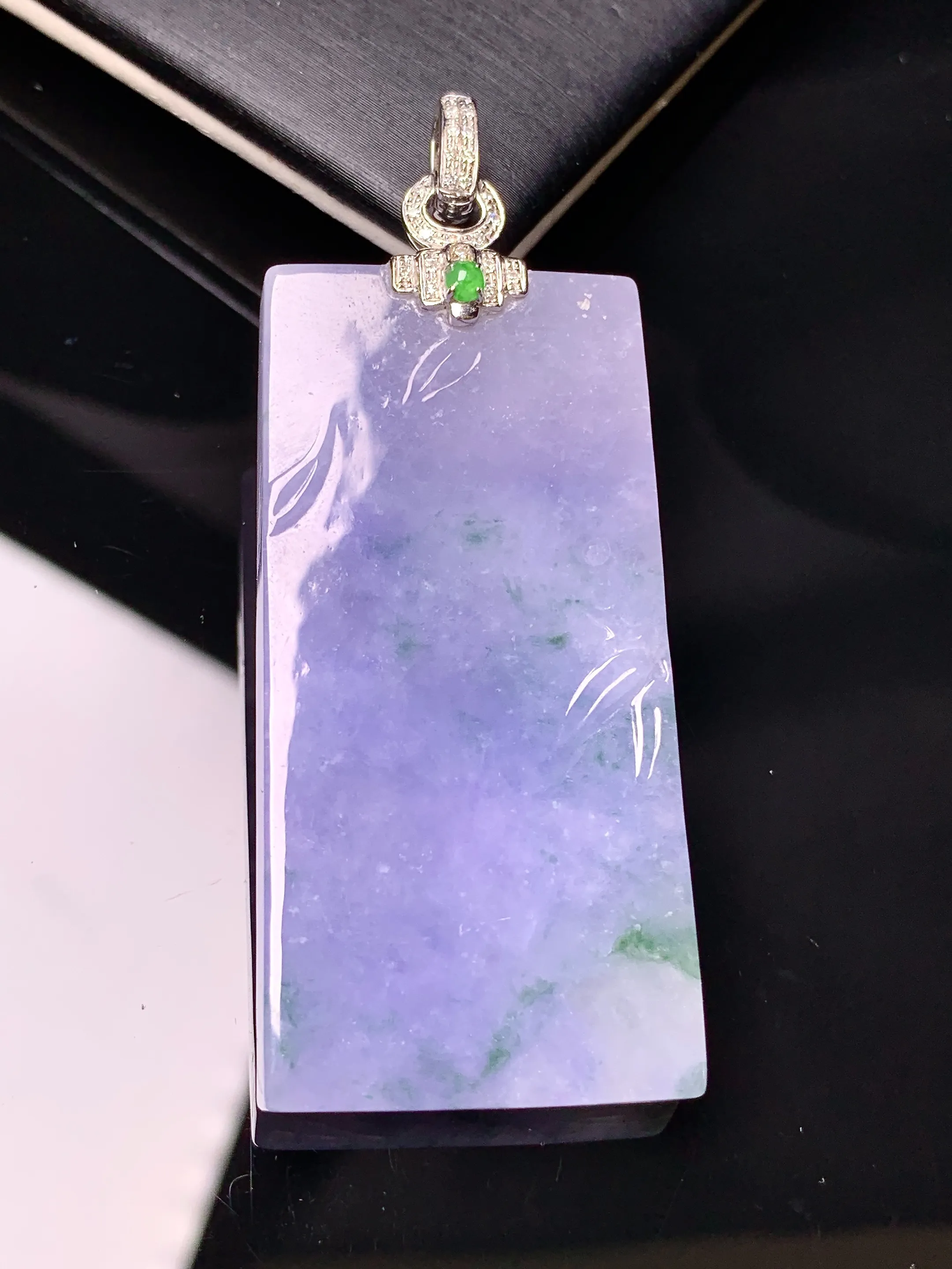 18k金钻镶嵌紫罗兰飘绿素牌吊坠 玉质细腻 色泽艳丽清新 整体尺寸60.2*24*5.6
