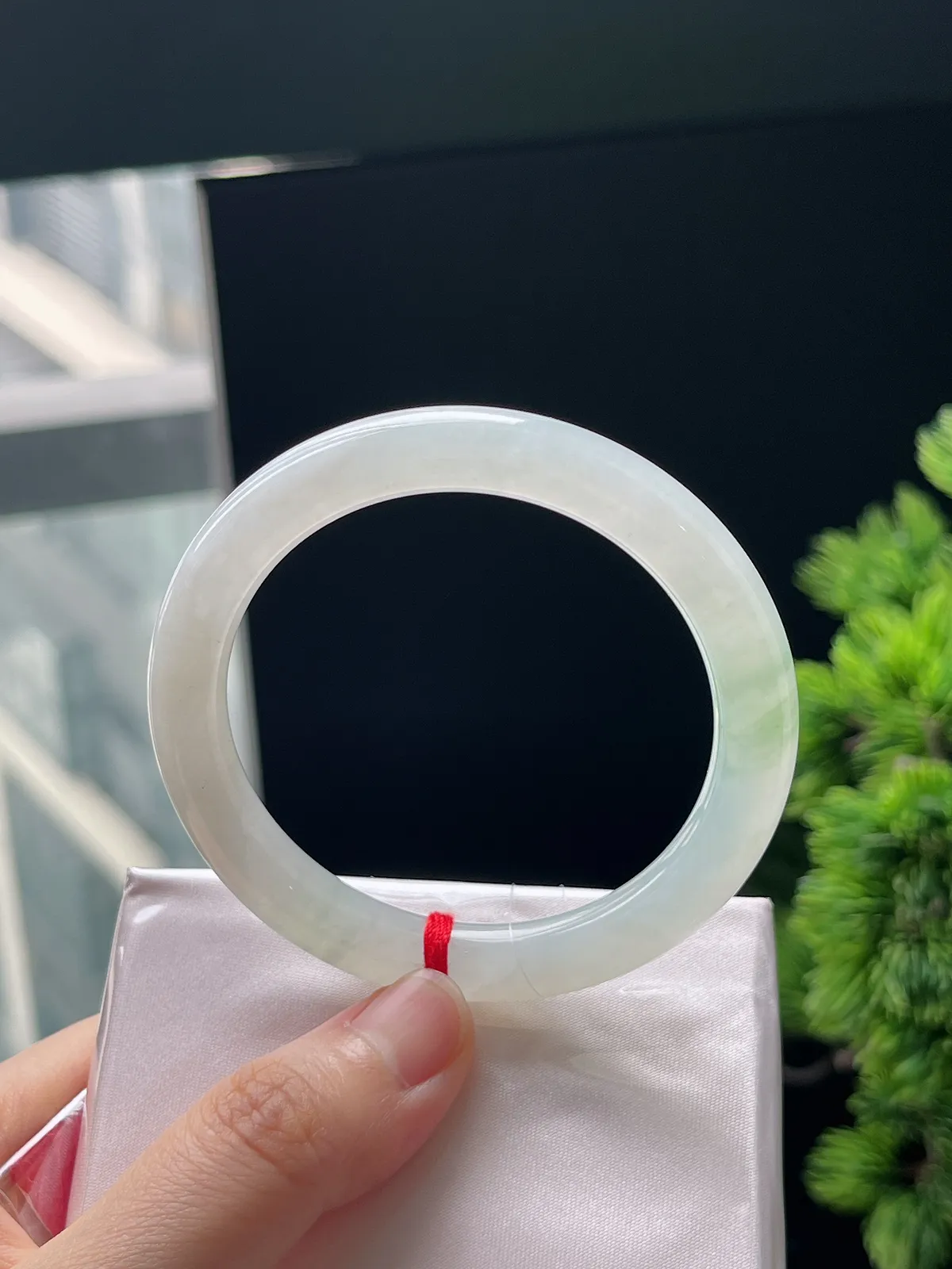 圆镯52圈口，翡翠冰糯种飘绿手镯