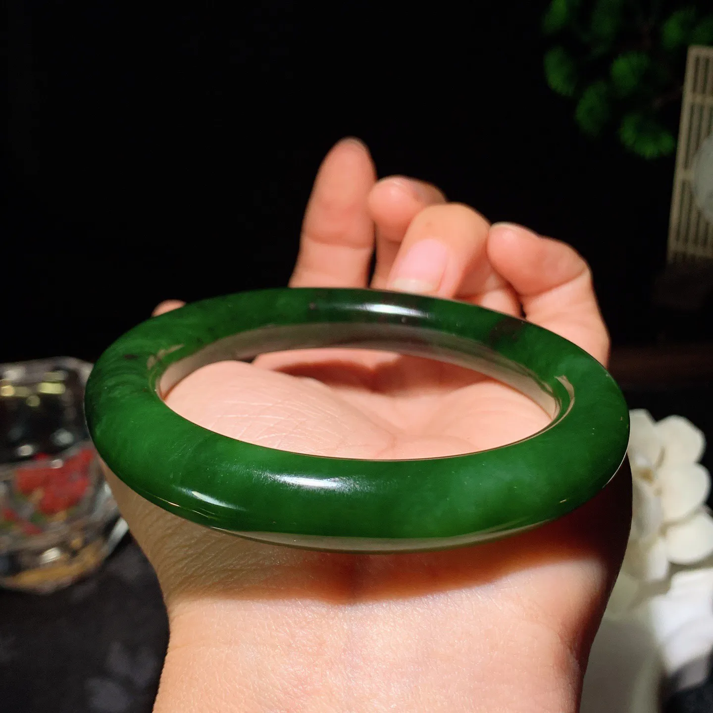 59圈口 和田玉菠菜绿红皮料俄罗斯碧玉圆条手镯 59圈口条宽11厚11重68克。玉质细腻油润。手推出油。佩戴高端典雅。lt260205