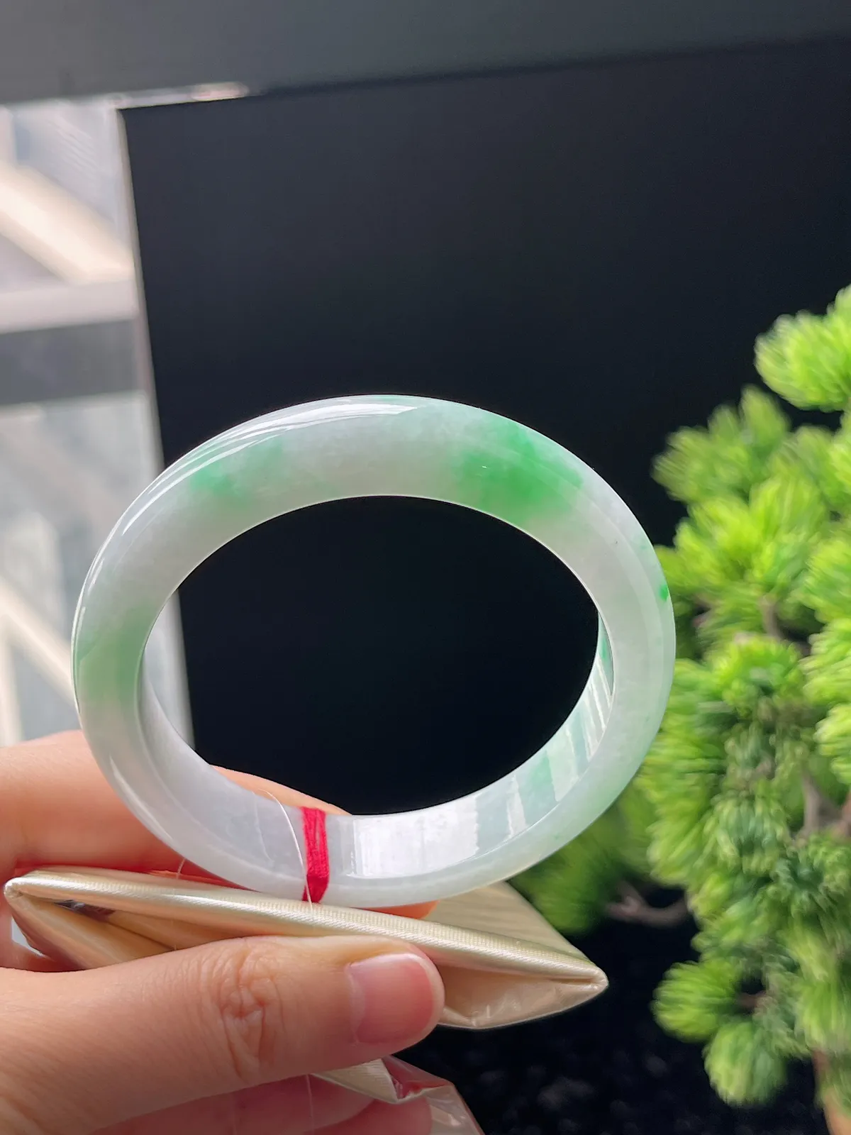 正圈58.3圈口，翡翠糯化种飘绿手镯