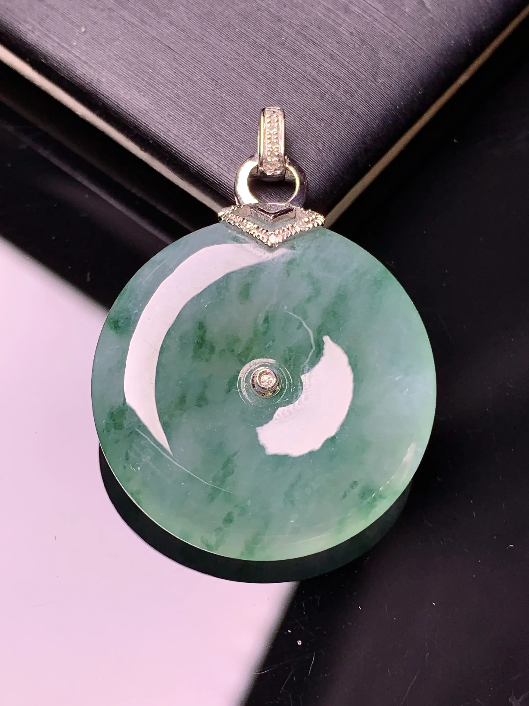 18k金钻镶嵌飘绿平安扣吊坠 玉质细腻  色泽清新艳丽 整体尺寸32.8*23.8*5.5