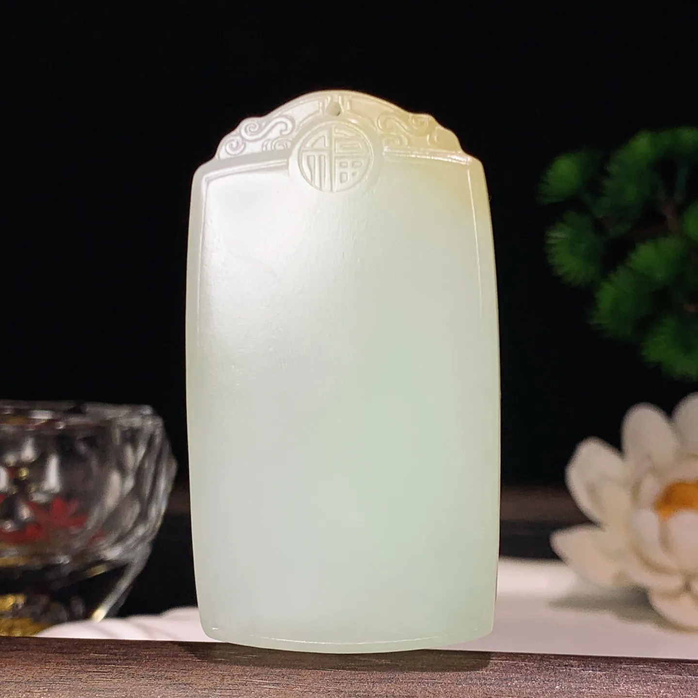 新疆和田玉翠青平安无事牌挂件 尺寸63/35/11重63克。玉质细腻油润。手推出油。品相大气 lt260204