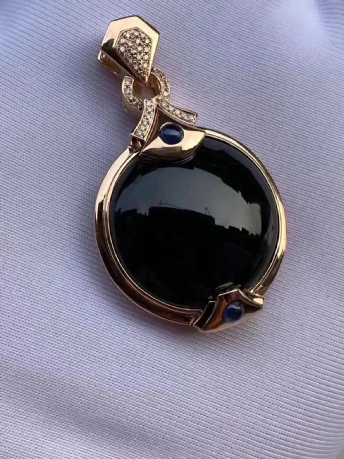 墨翠【大蛋面吊坠】18K金+南非钻镶嵌，细腻干净，黑度好、性价比高，雕工精湛，打灯透绿 裸石尺寸：24.2*