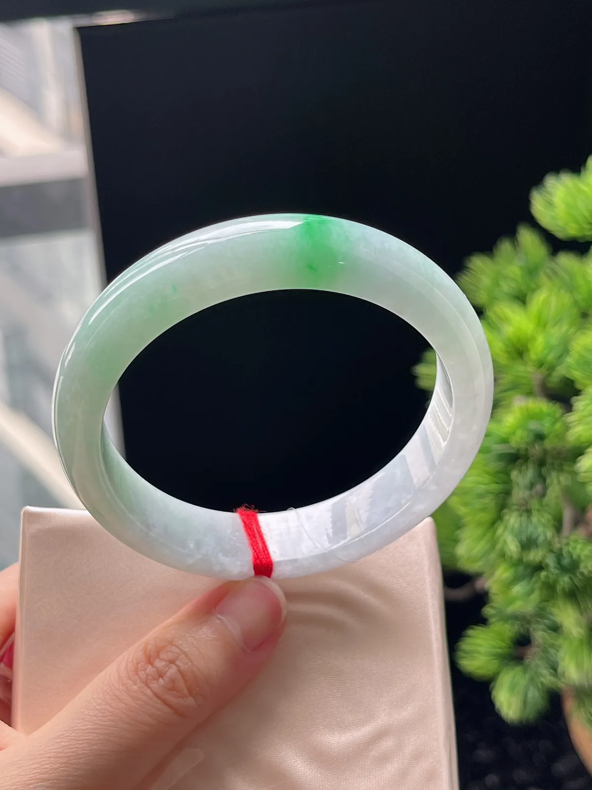 正圈57.6圈口，翡翠糯化种飘绿手镯