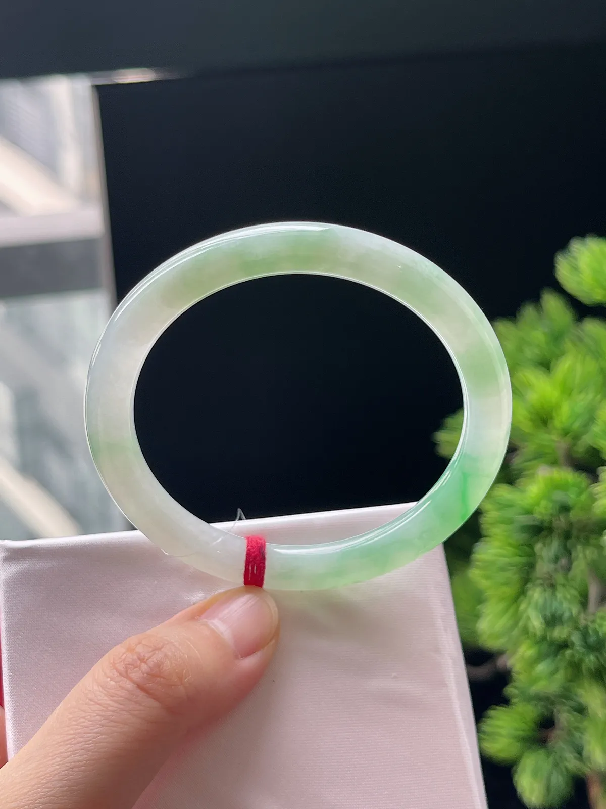 圆镯51.2圈口，翡翠冰糯种淡绿色细圆条手镯