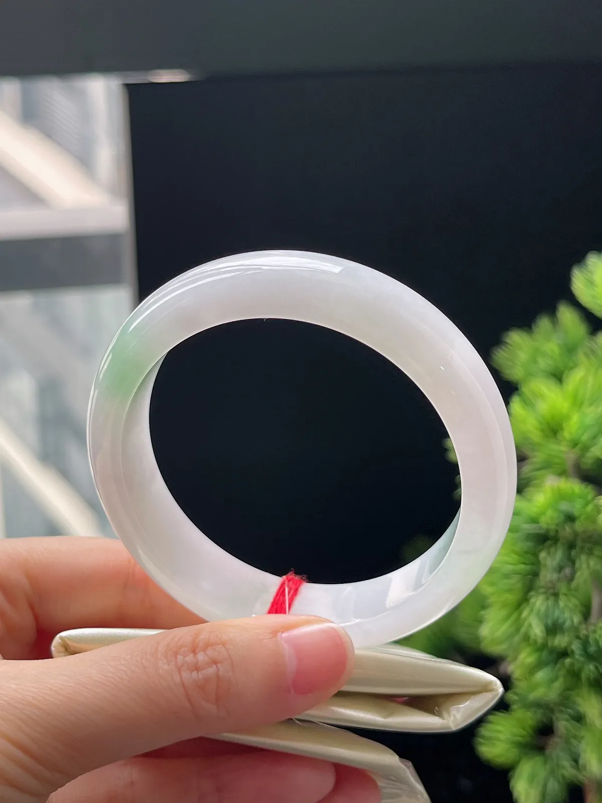 正圈57.3圈口，翡翠冰糯种飘绿手镯