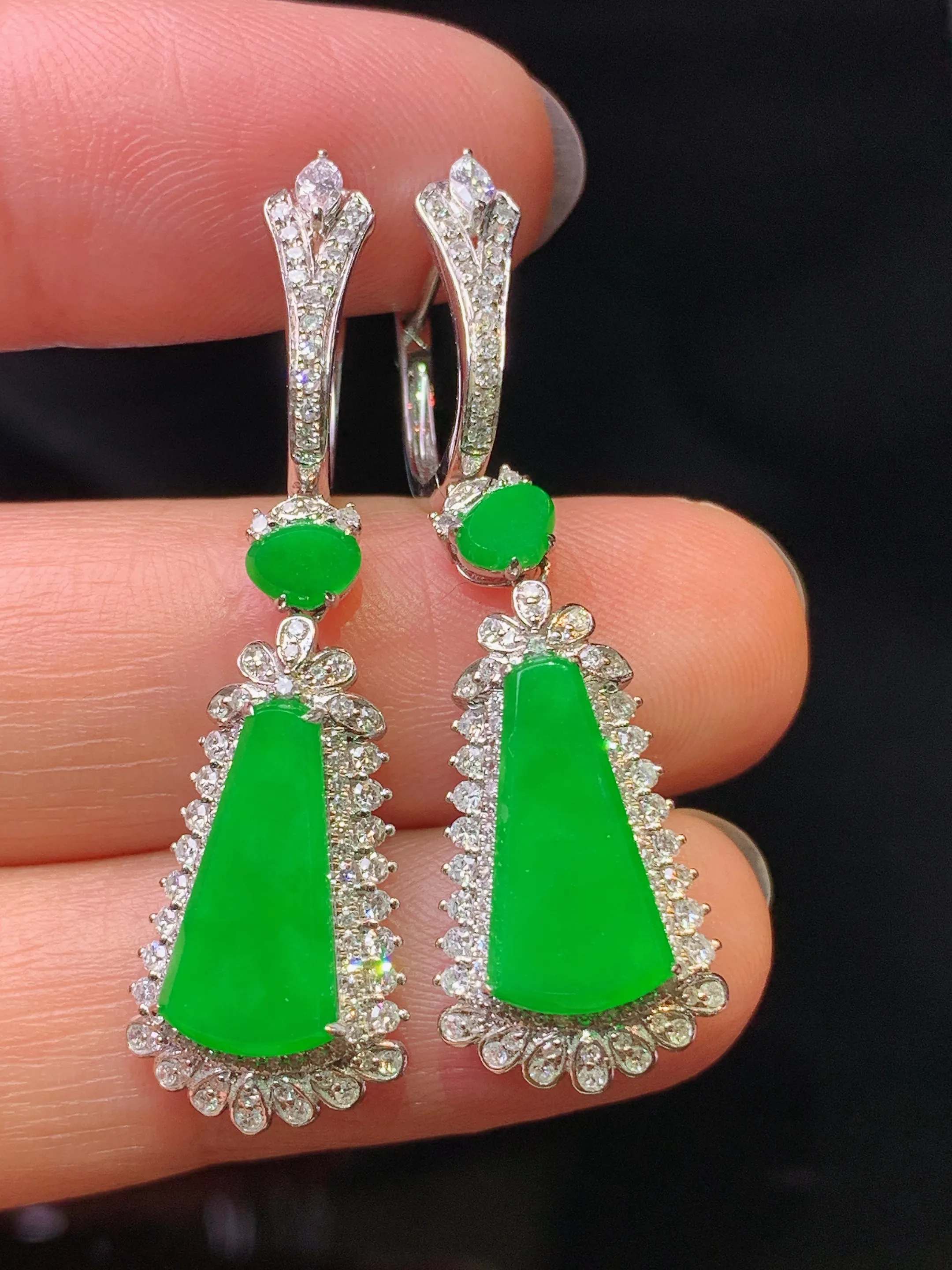 18k金钻镶嵌翠绿无事牌耳坠 玉质细腻 色泽艳丽清新 整体尺寸39.2*11.5*5.5