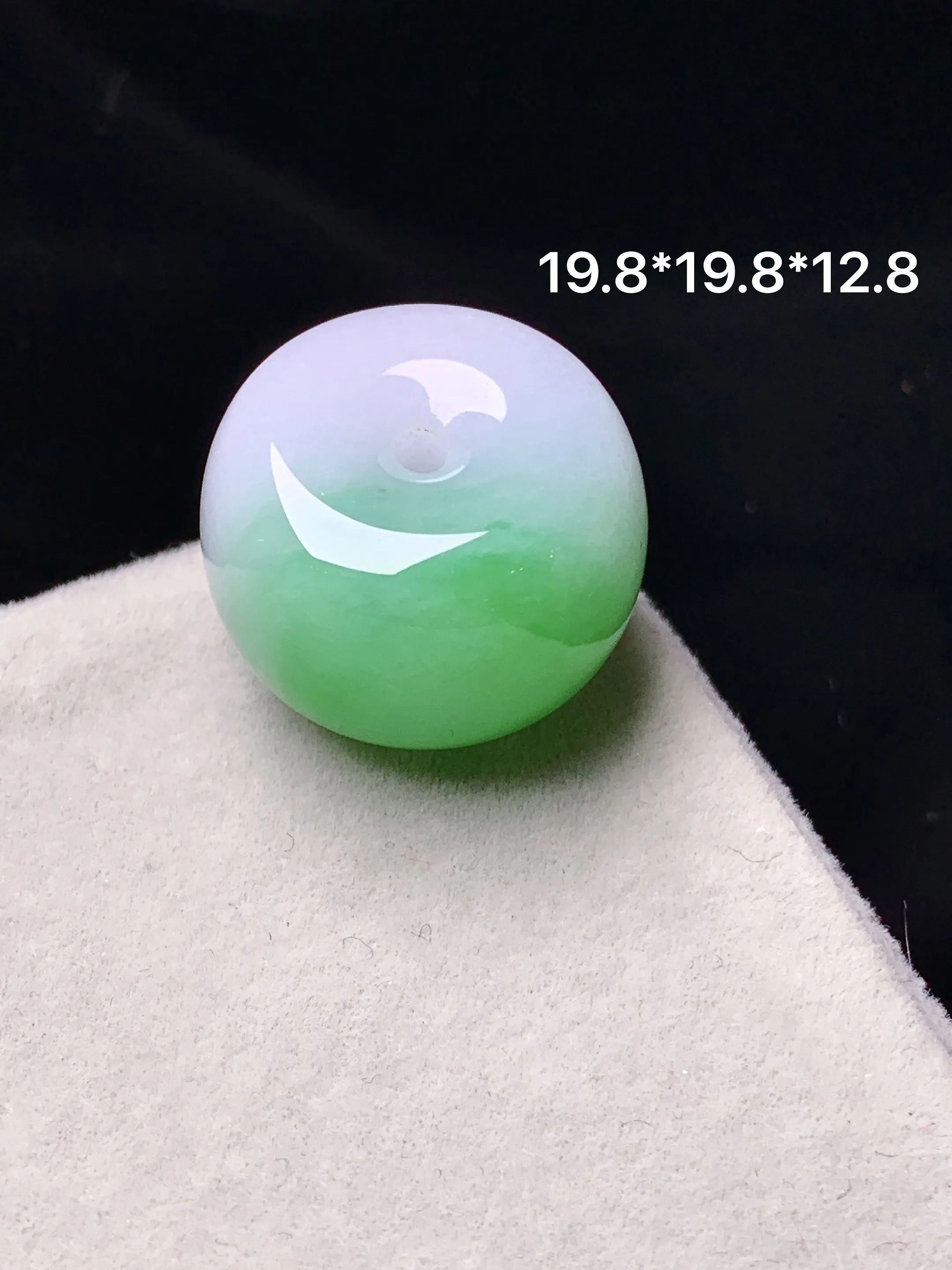 飘绿路路通吊坠 玉质细腻 色泽艳丽清新 整体尺寸19.8*12.8