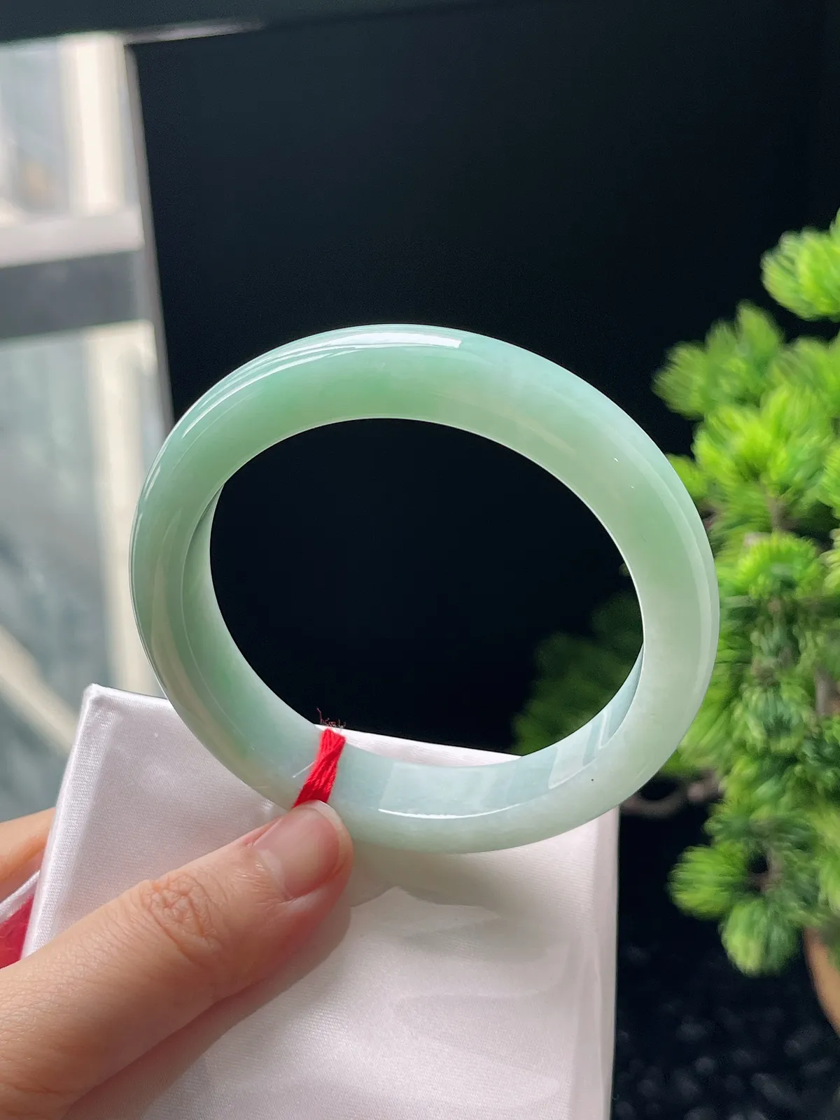 正圈58.8圈口，翡翠糯化种淡绿色手镯