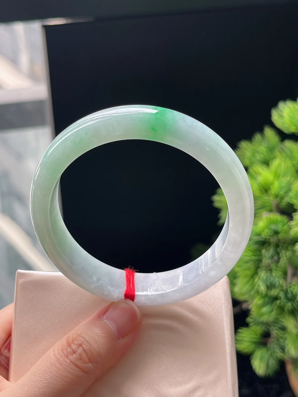 正圈57.6圈口，翡翠糯化种飘绿手镯