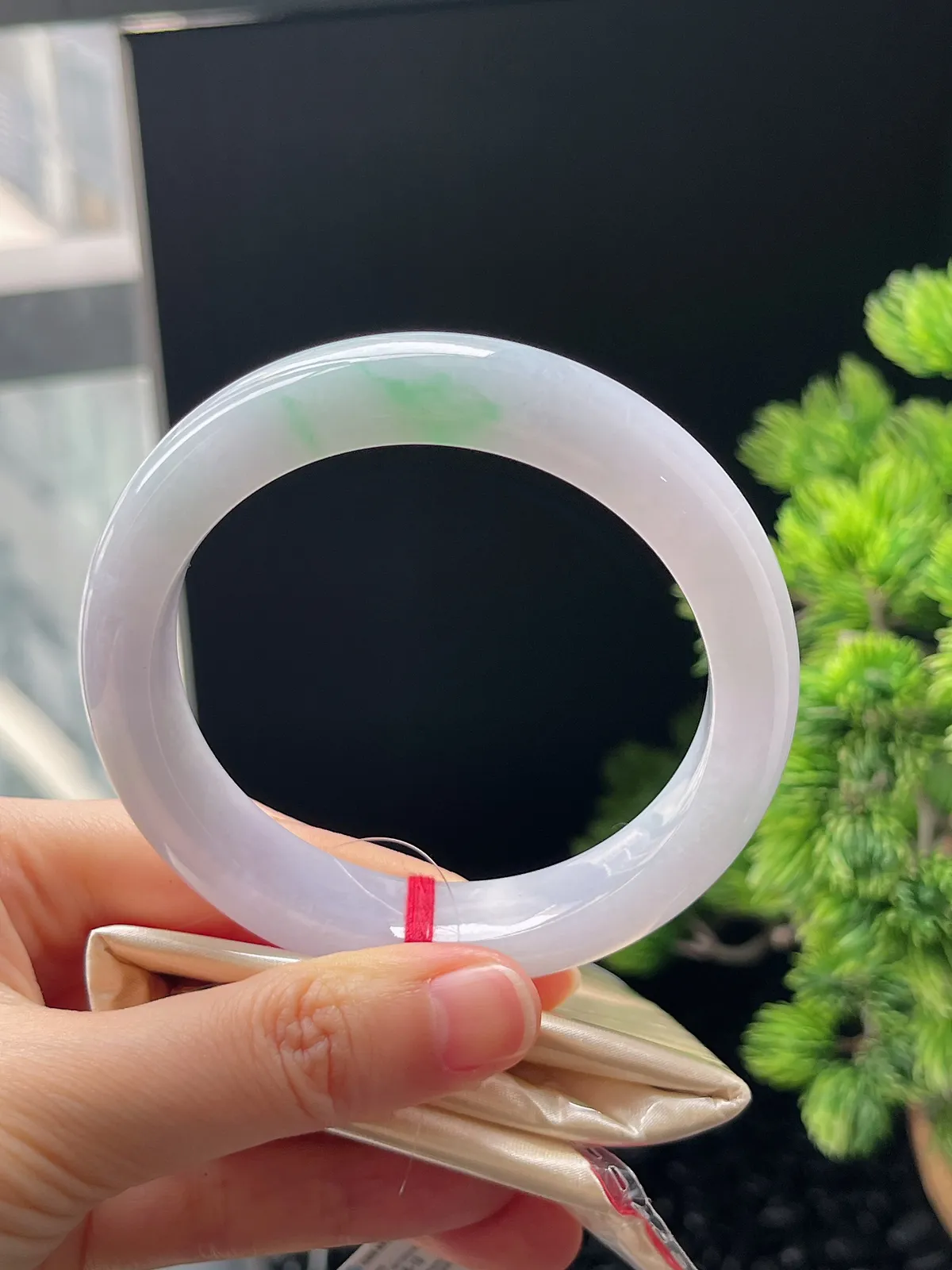 正圈59.8圈口，翡翠冰糯种淡紫底飘绿手镯