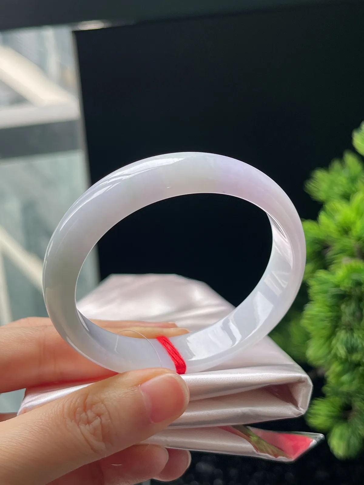 贵妃镯59.5圈口，翡翠糯化种淡紫色手镯