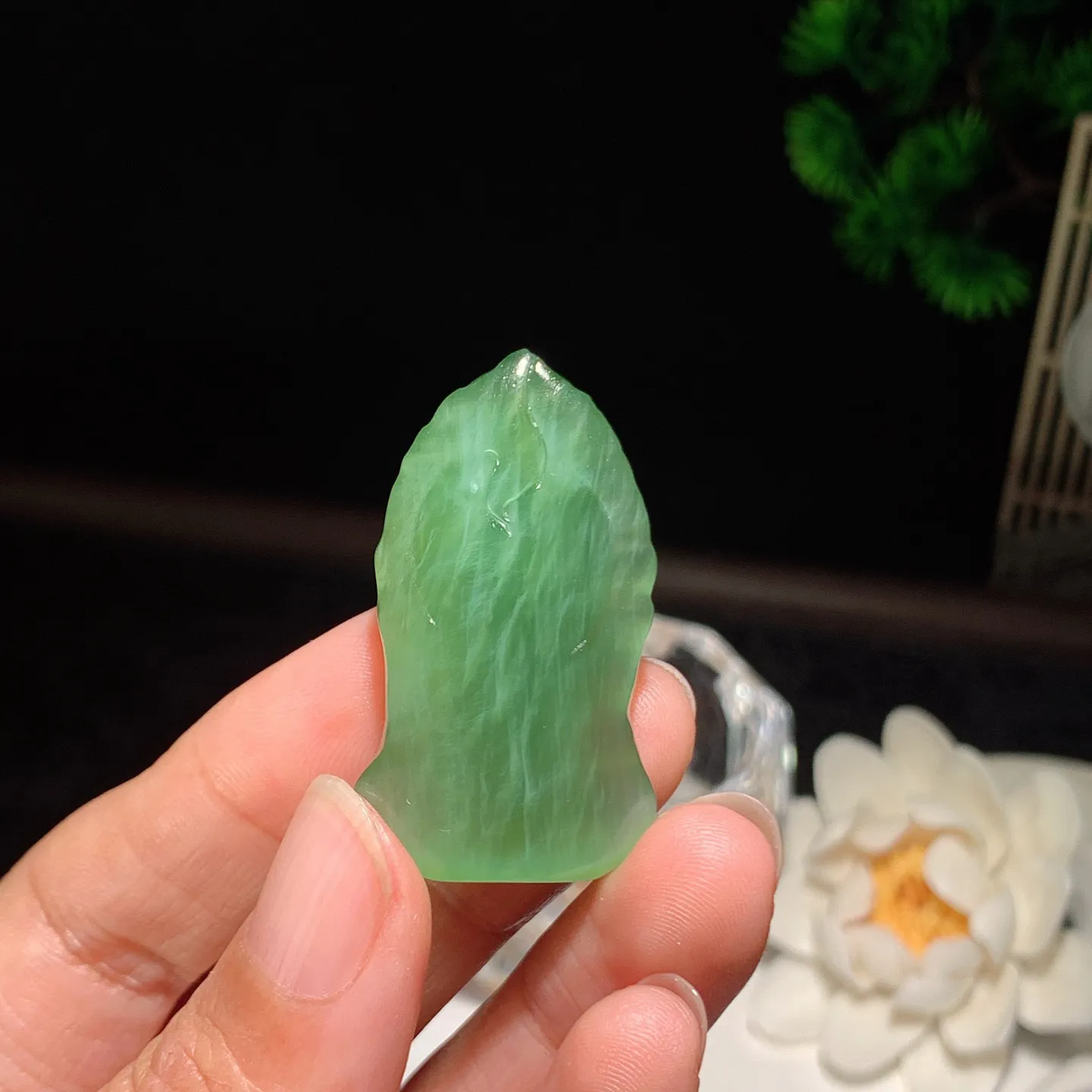 和田玉阳绿猫眼俄罗斯碧玉观音头挂件 尺寸40/21/11重13.7克。玉质细腻油润。手推出油。佩戴高端典雅。lt260204