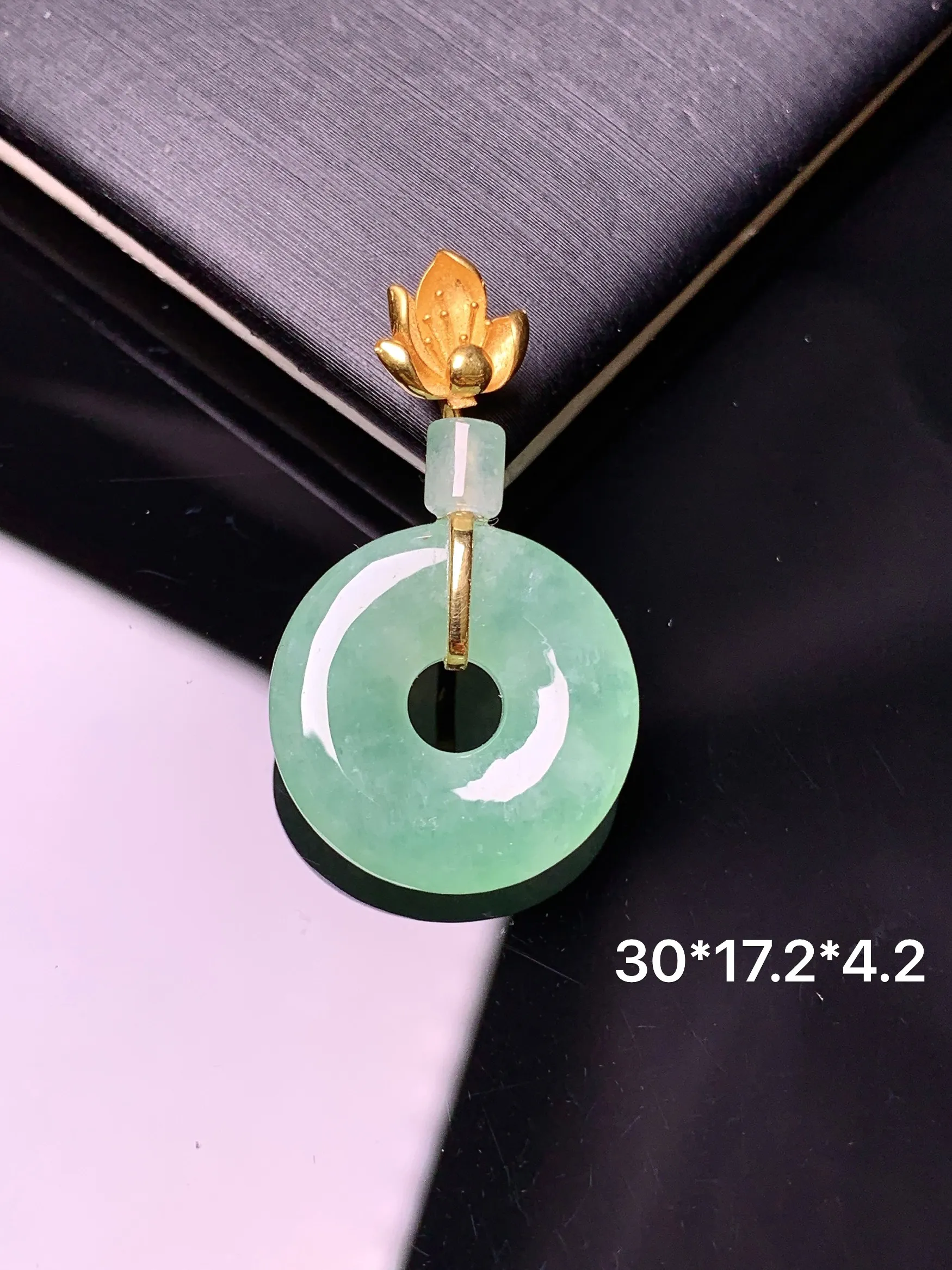 18k金钻镶嵌翠绿平安环吊坠 玉质细腻  色泽清新艳丽 整体尺寸30*17.2*4.2