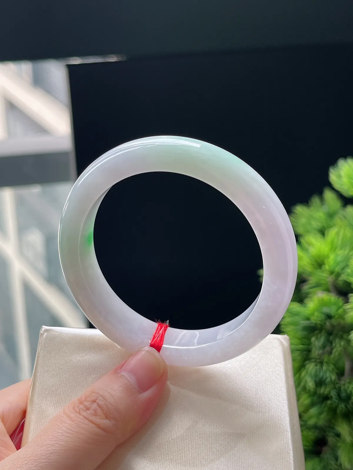 正圈52.7圈口，翡翠糯化种飘绿淡春彩手镯