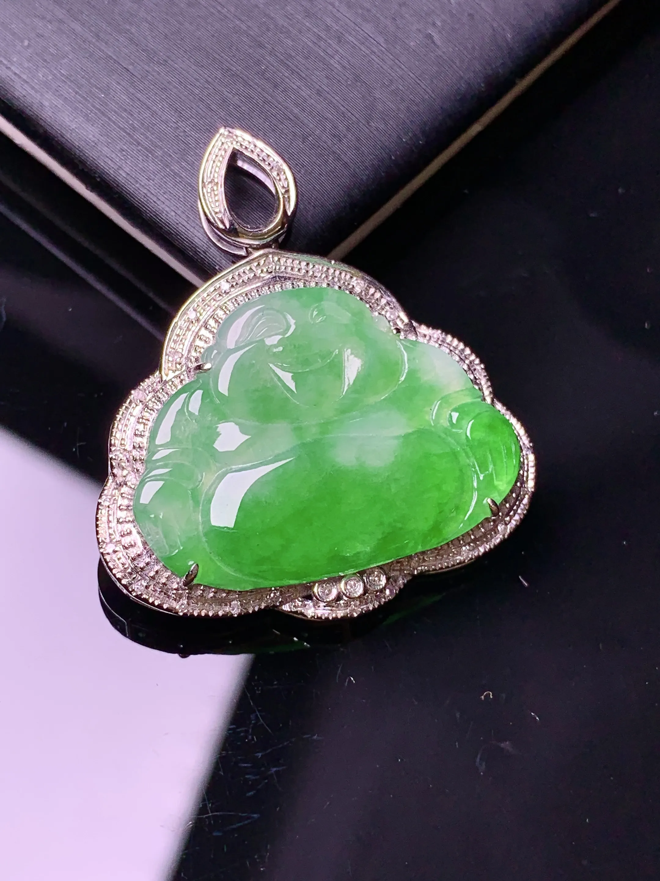 18k金钻镶嵌翠绿佛公吊坠 玉质细腻  色泽清新艳丽 整体尺寸31.2*27.5*5.3