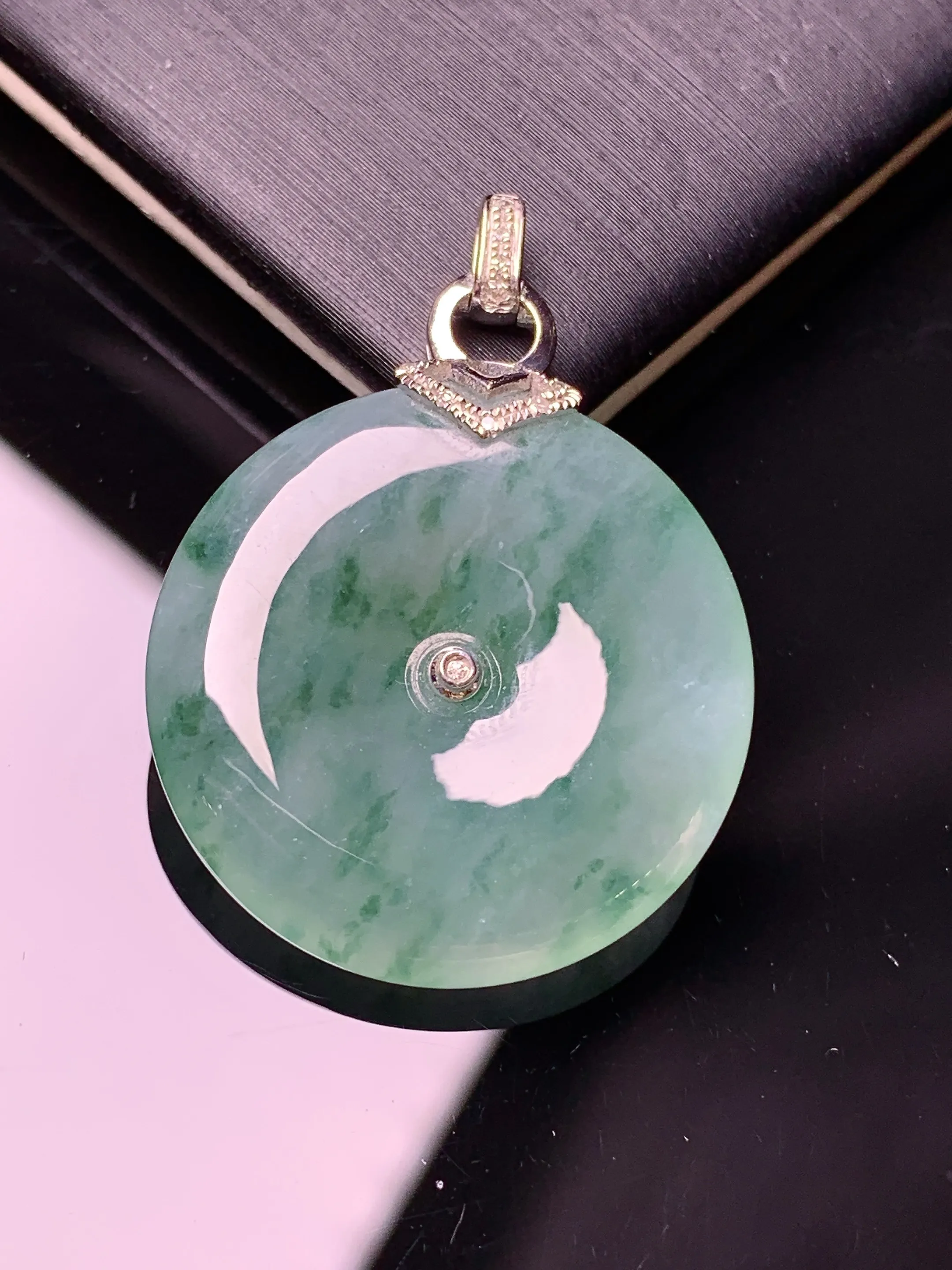 18k金钻镶嵌飘绿平安扣吊坠 玉质细腻  色泽清新艳丽 整体尺寸32.8*23.8*5.5