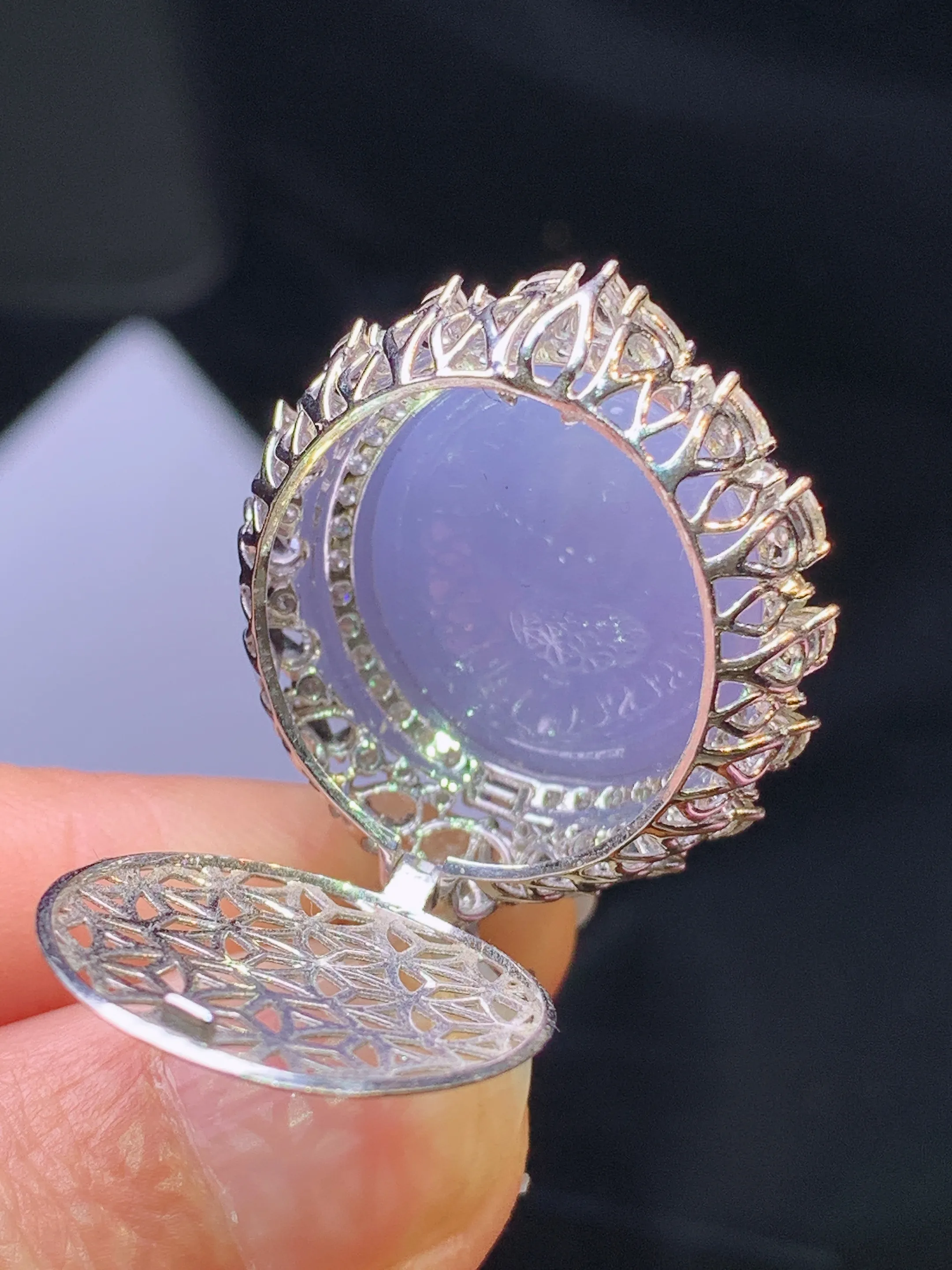 18k金钻镶嵌紫罗兰蛋面吊坠 玉质细腻  色泽清新艳丽 整体尺寸38.3*25*17.5