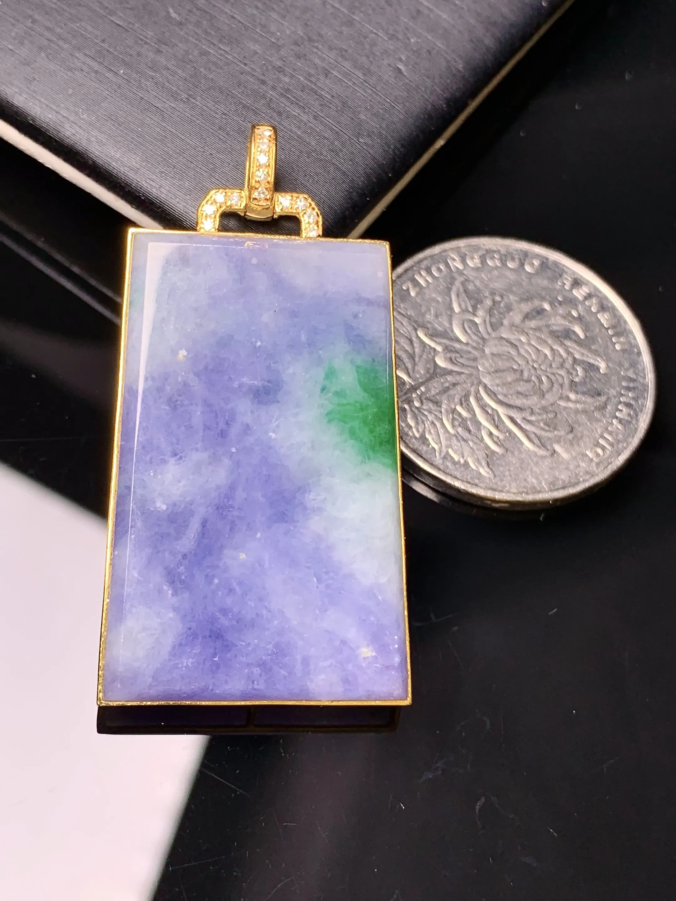 18k金钻镶嵌紫罗兰飘绿无事牌吊坠 玉质细腻 色泽艳丽清新 整体尺寸47.8*22.2*5.5