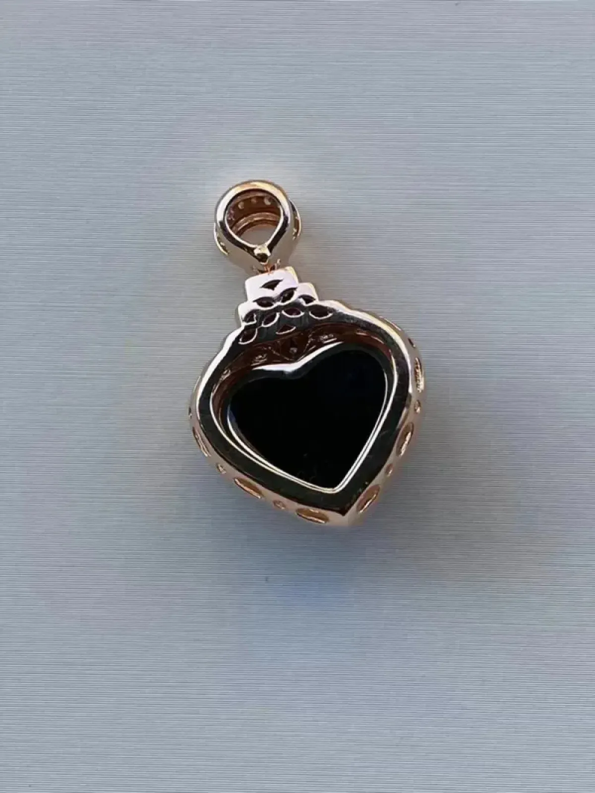 墨翠：【桃心吊坠】18K金+南非钻镶嵌，细腻干净，黑度极黑，性价比高，雕工精湛，打灯透绿 裸石尺寸：13.6*11.5