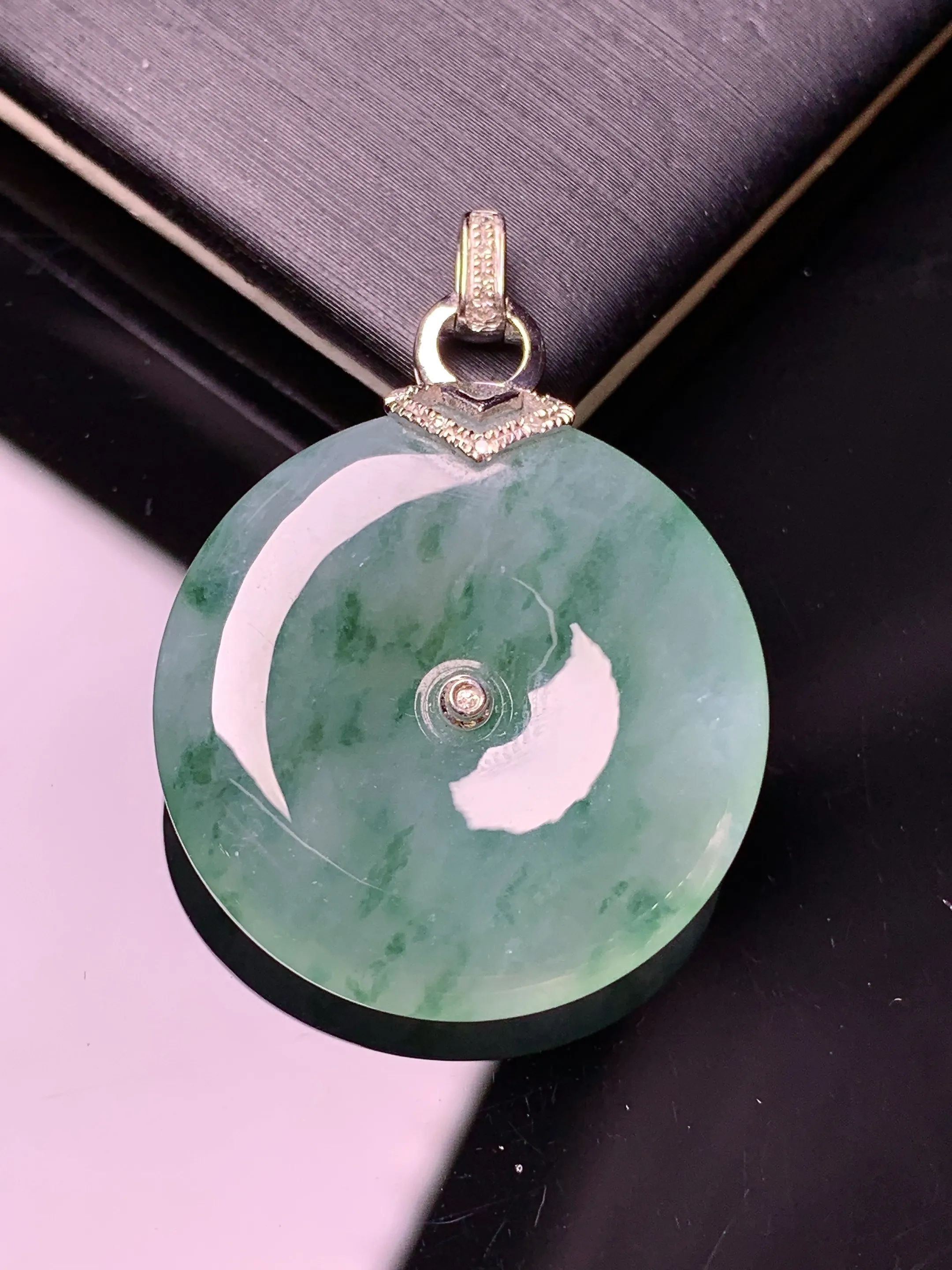 18k金钻镶嵌飘绿平安扣吊坠 玉质细腻  色泽清新艳丽 整体尺寸32.8*23.8*5.5