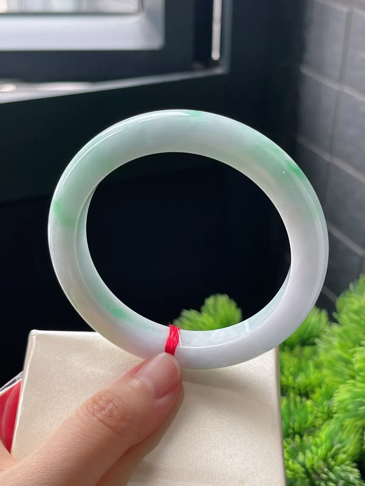 正圈58.8圈口，翡翠糯化种飘绿手镯