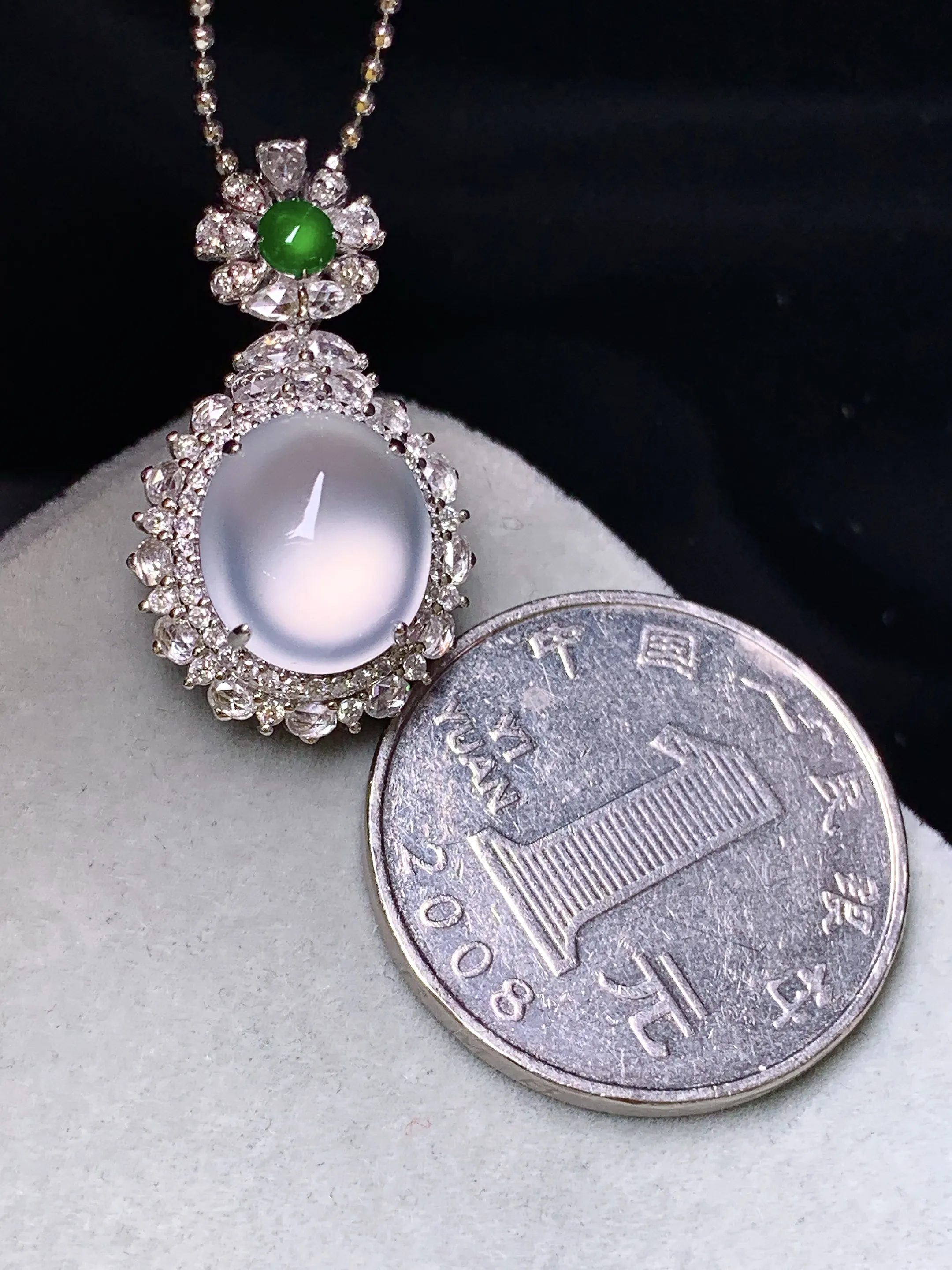 18k金钻镶嵌玻璃种蛋面吊坠 玉质细腻 色泽艳丽清新 整体尺寸26.8*15.5*12