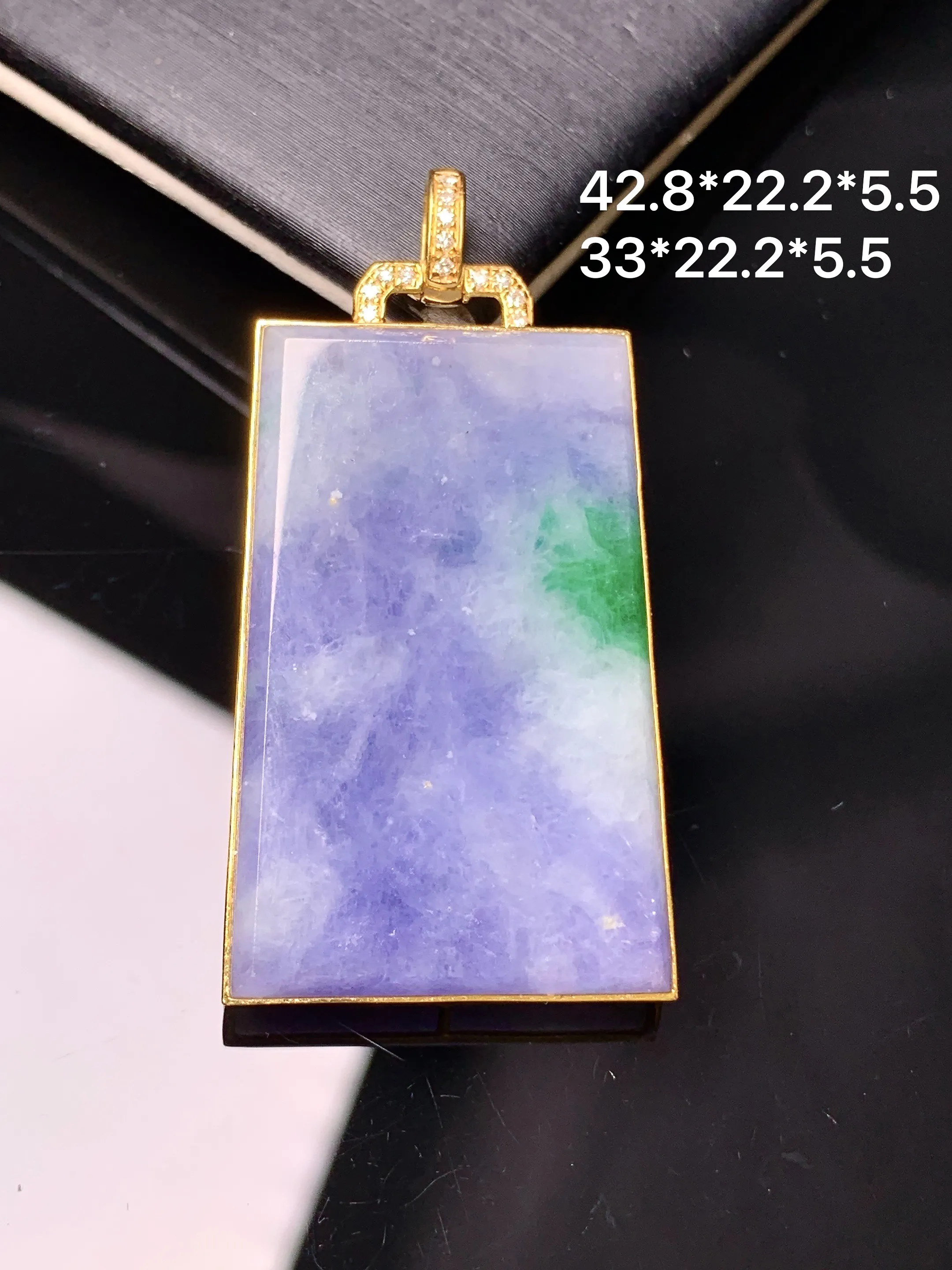 18k金钻镶嵌紫罗兰飘绿无事牌吊坠 玉质细腻 色泽艳丽清新 整体尺寸47.8*22.2*5.5