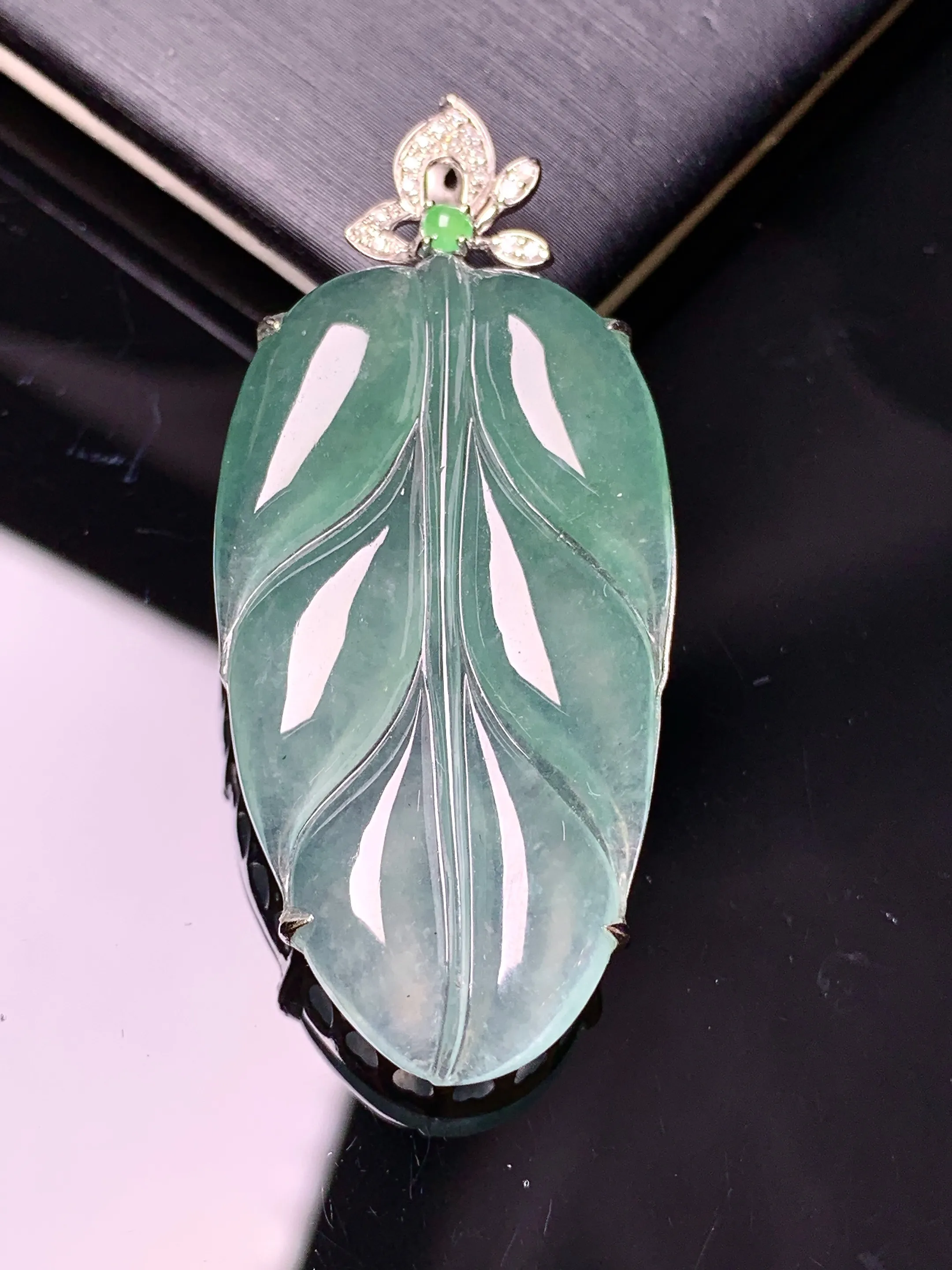 18k金钻镶嵌冰种树叶吊坠 玉质细腻  色泽清新艳丽 整体尺寸45*20.5*6.8
