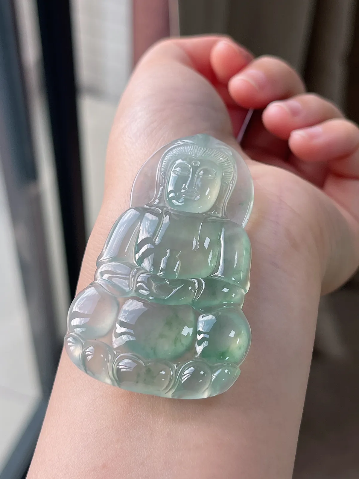 翡翠冰种浅绿色飘花大观音挂坠