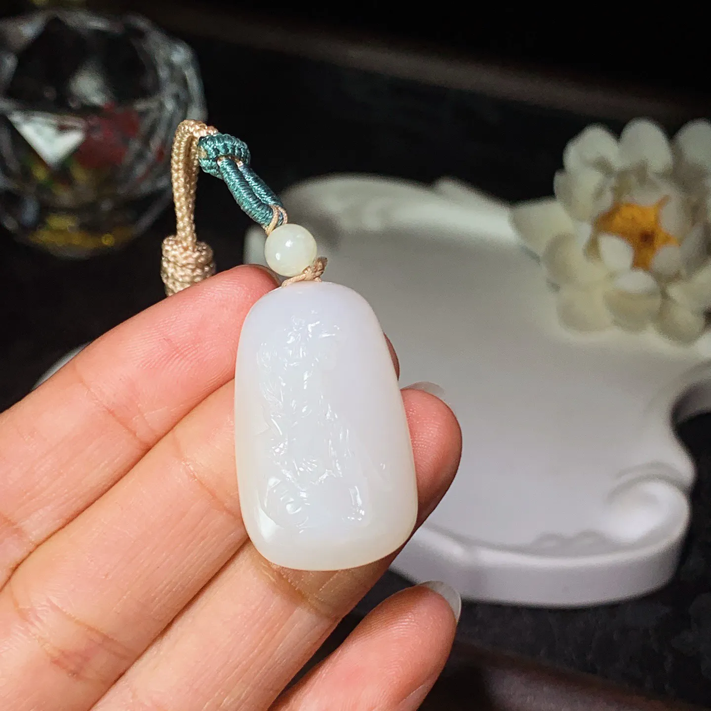 和田玉白玉上山虎挂件 尺寸31/19/10重13克。玉质细腻油润。手推出油。品相大气 lt260204