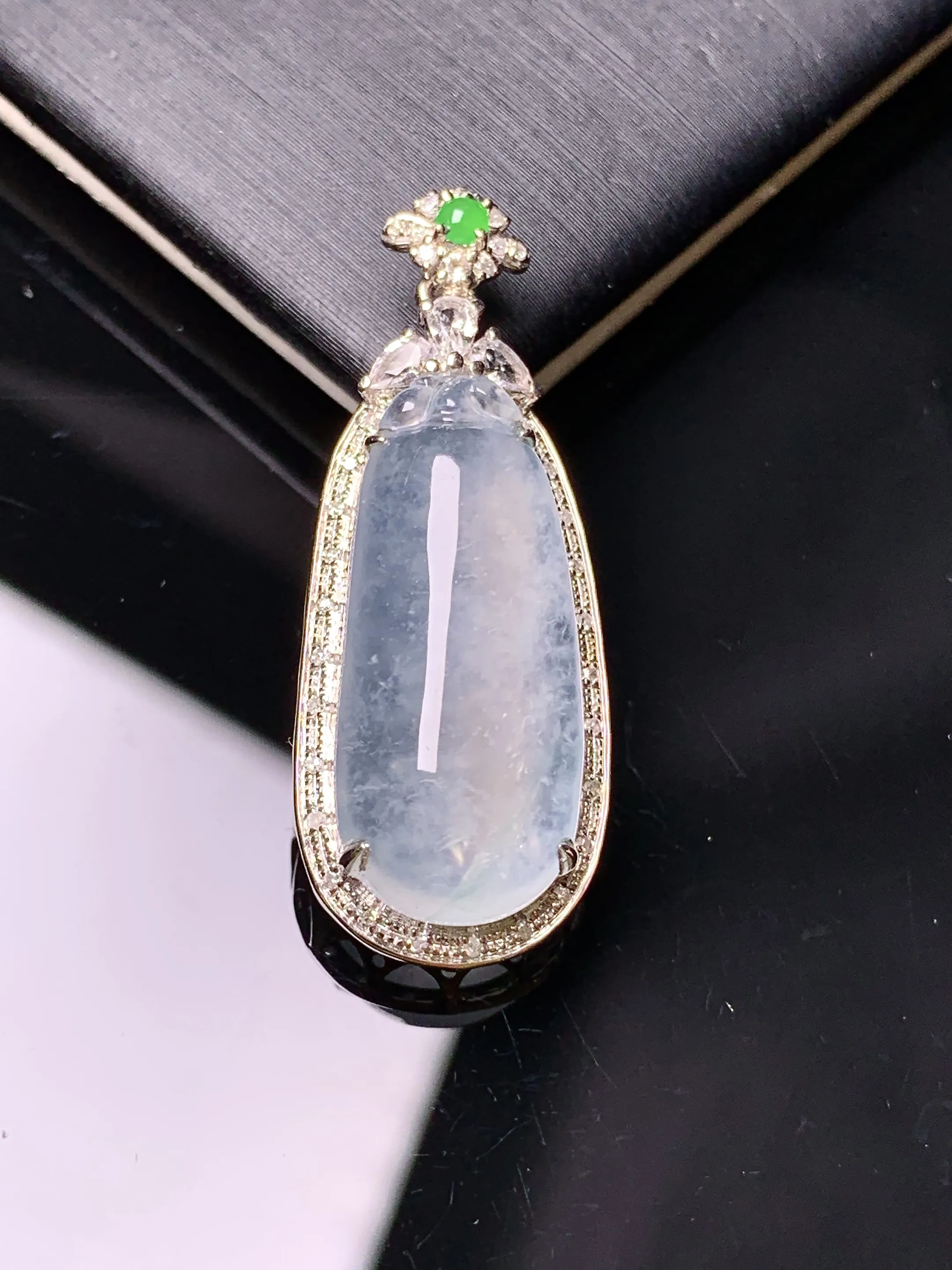 18k金钻镶嵌冰种福瓜吊坠 玉质细腻  色泽清新艳丽 整体尺寸33*12.8*8.2