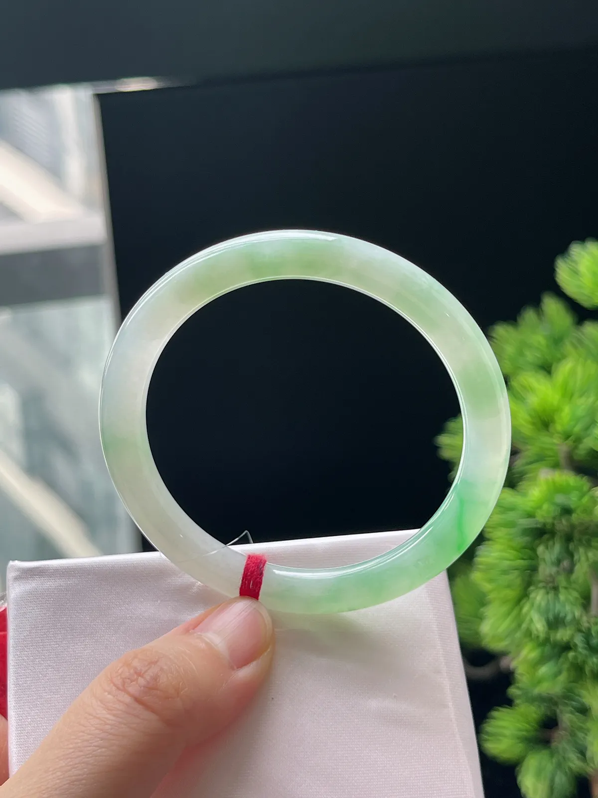 圆镯51.2圈口，翡翠冰糯种淡绿色细圆条手镯