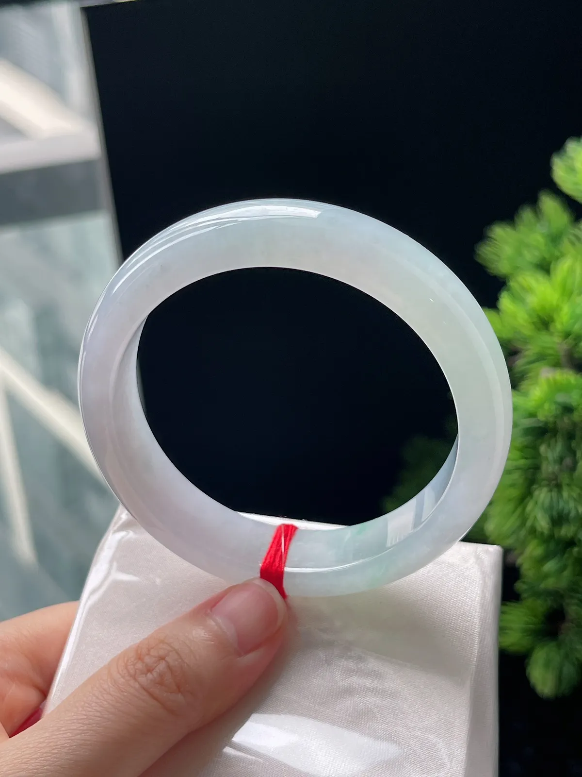 正圈57圈口，翡翠冰糯种淡绿色手镯