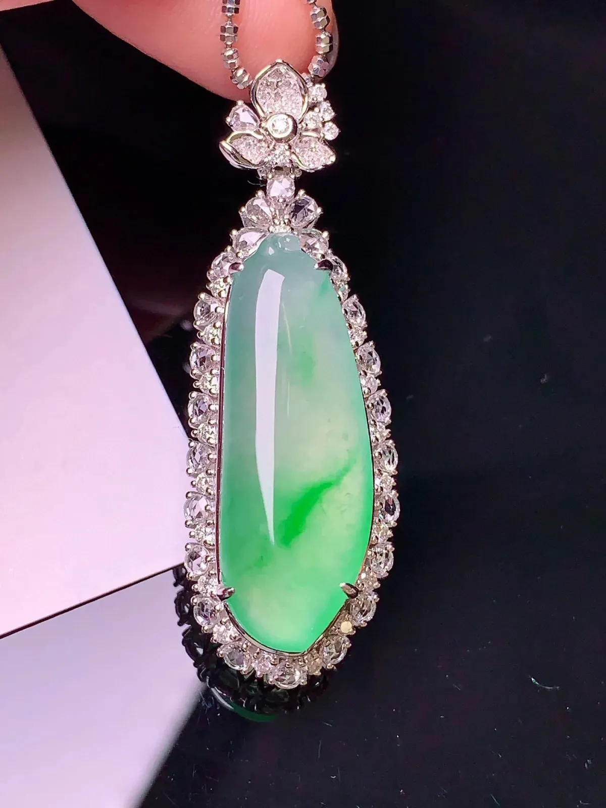 18k金钻镶嵌冰种飘绿福瓜吊坠 玉质细腻 色泽艳丽 整体尺寸42.3*14.5*10.5