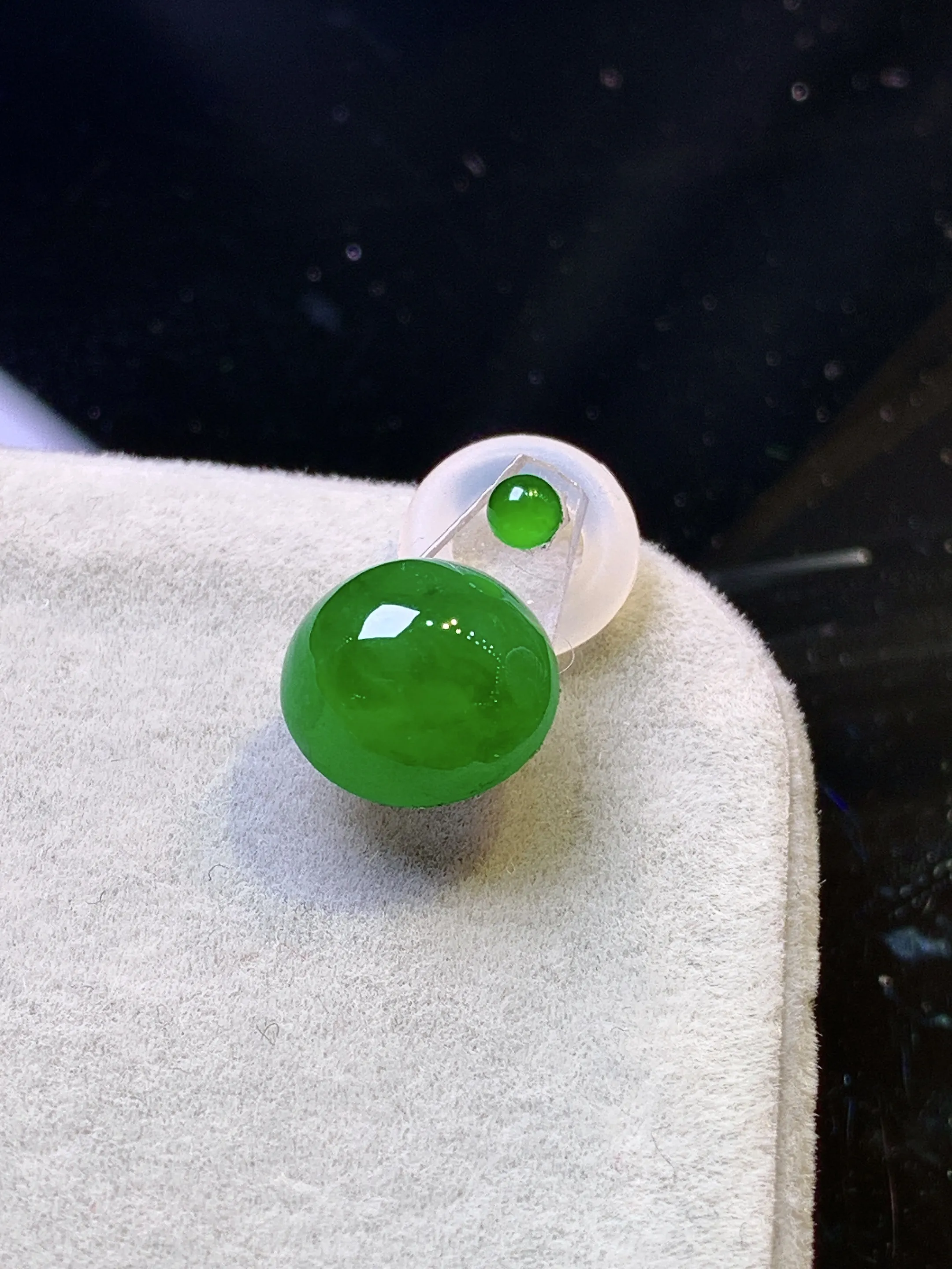 镶嵌款 满绿蛋面吊坠 玉质细腻  色泽清新艳丽 整体尺寸9.8*5.3