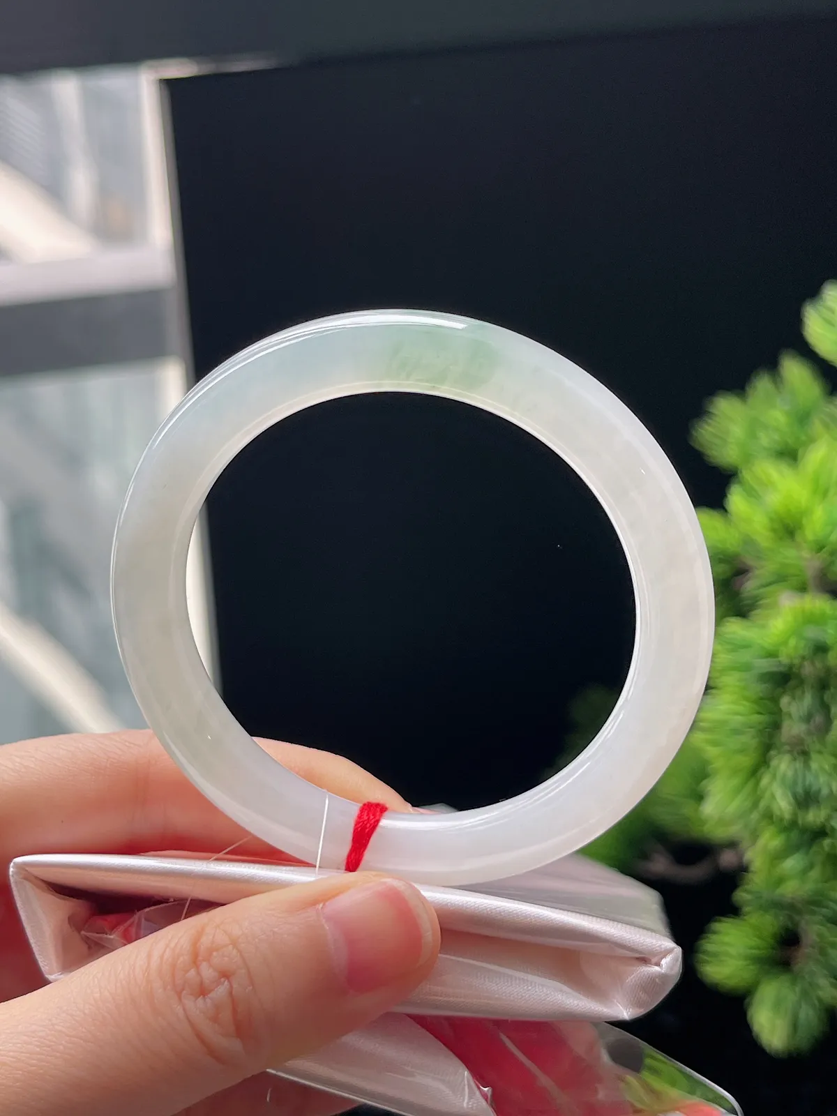 圆镯52圈口，翡翠冰糯种飘绿手镯