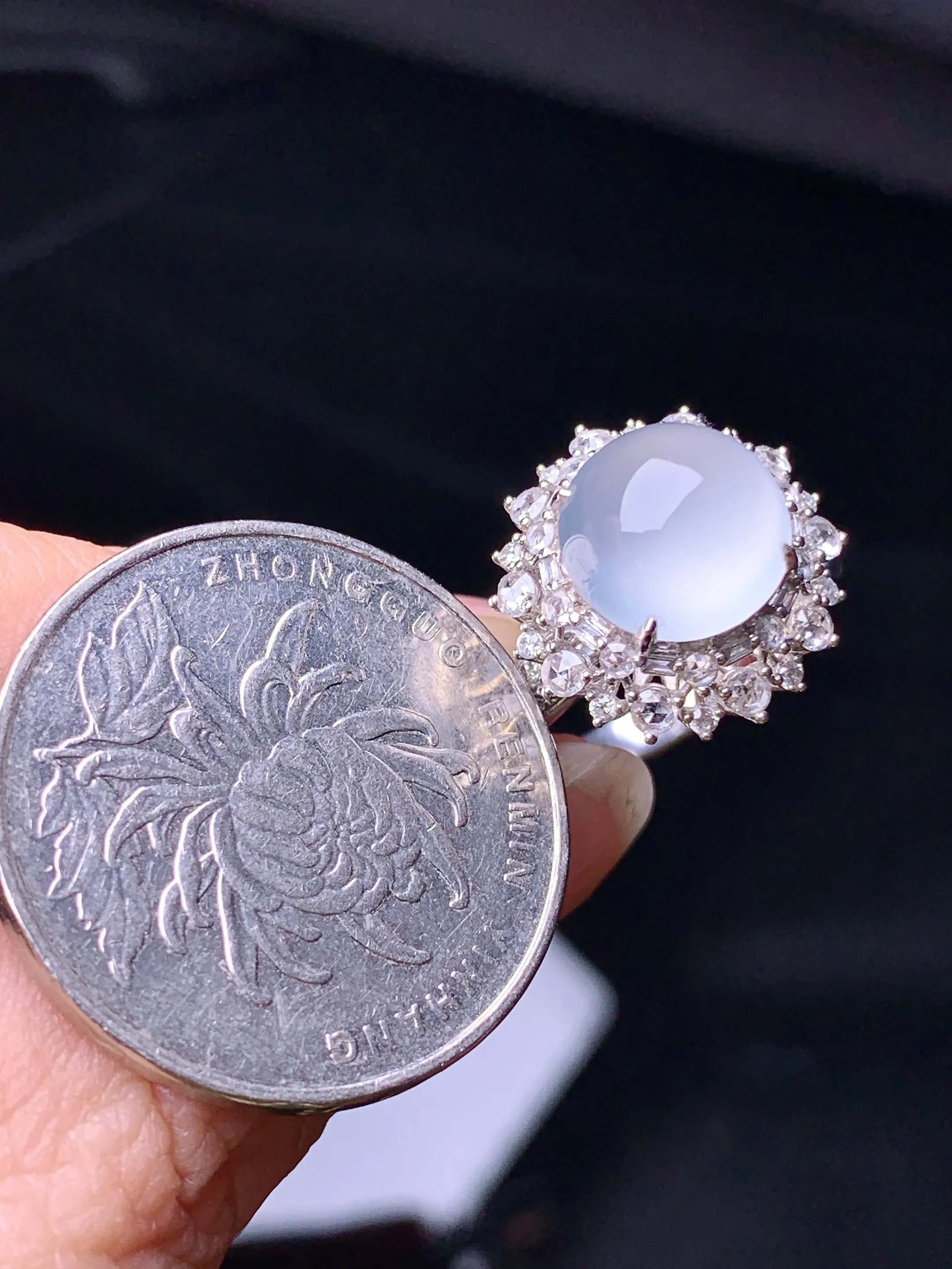 18k金钻镶嵌冰种蛋面戒指 玉质细腻  色泽清新艳丽 圈口14 整体尺寸15.2*12.5