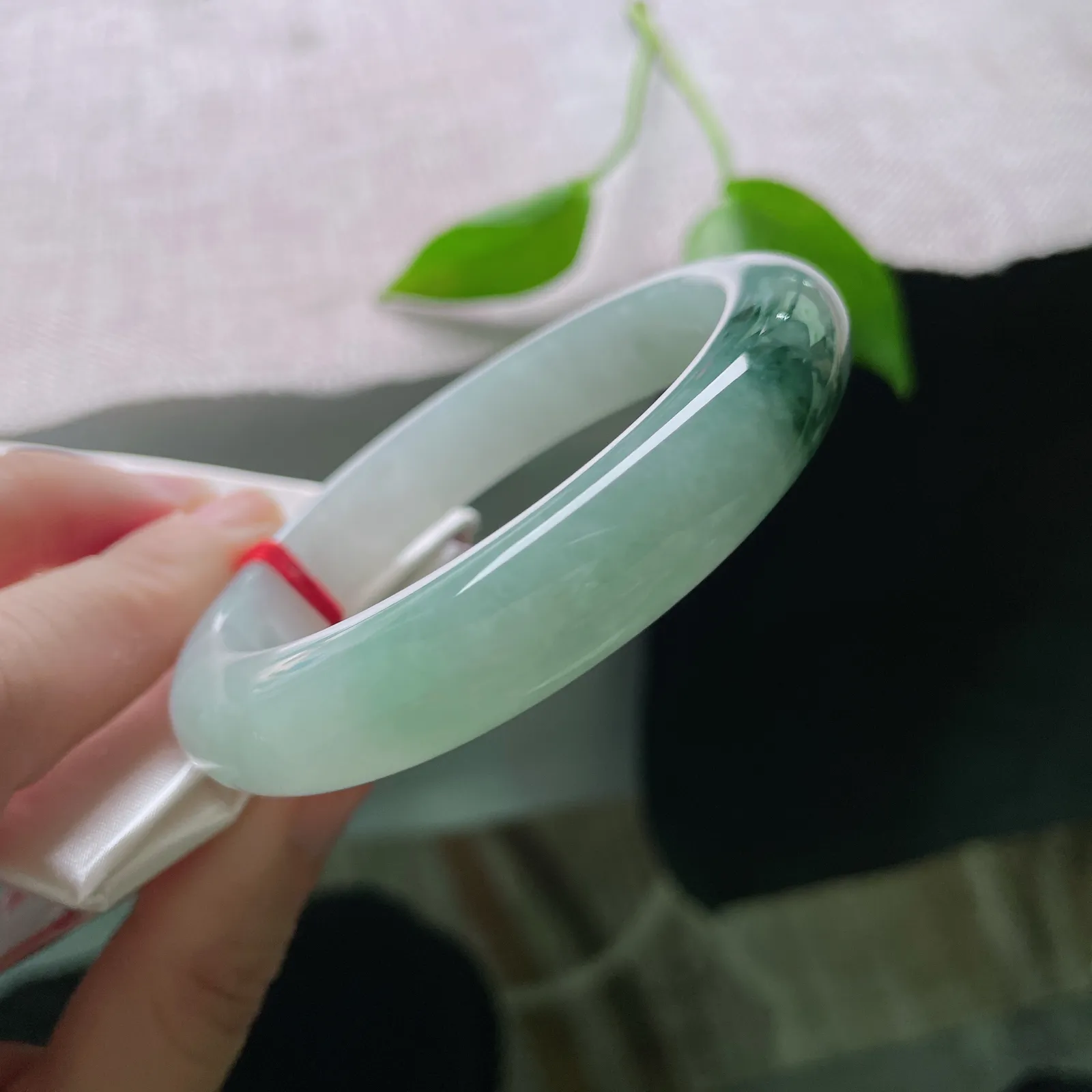 尺寸 57.6/12.2/8.8，飘花正圈，种老水足，清透质地衬得花形灵动。