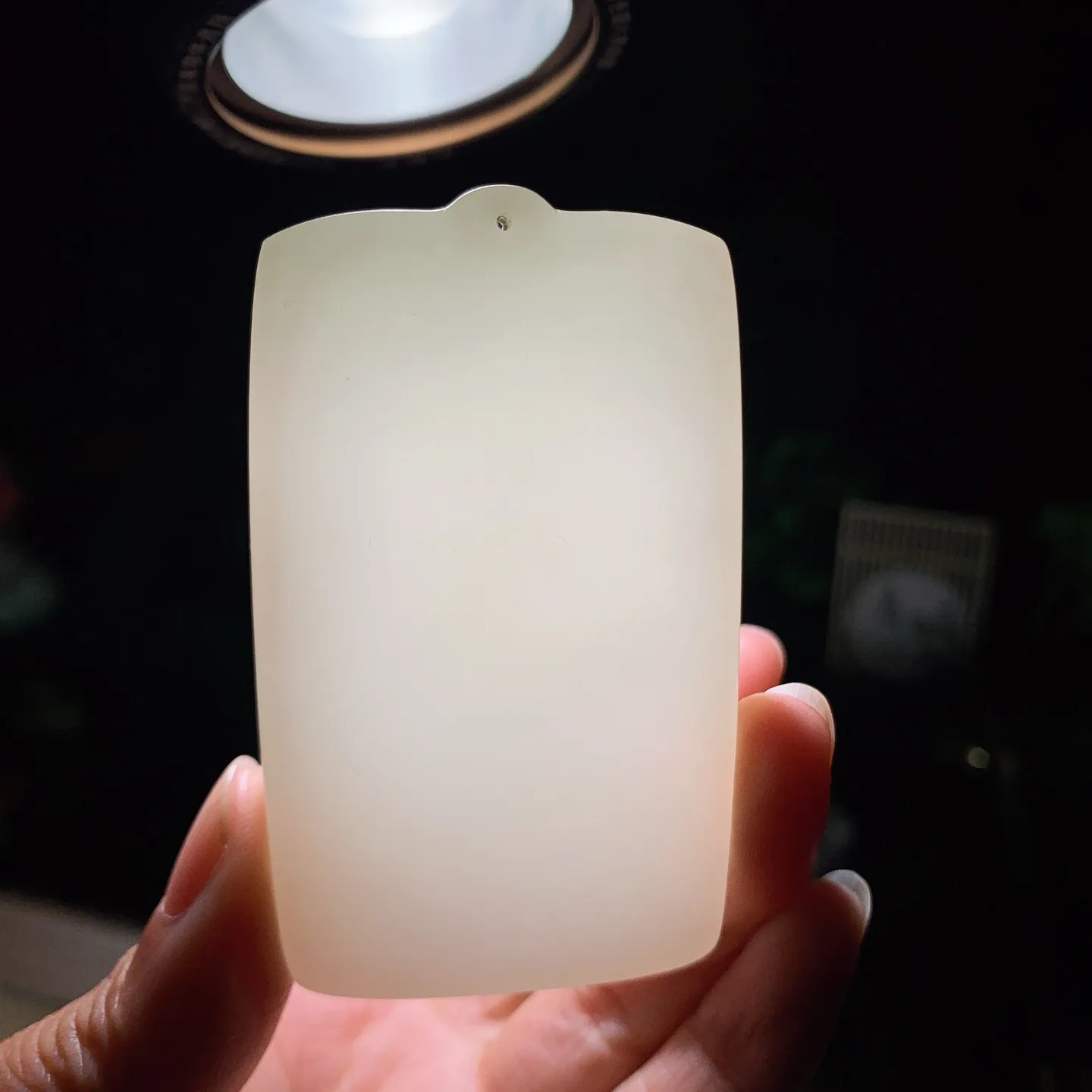 新疆和田玉白玉羊脂白翠青普贤菩萨牌子挂件 尺寸73/43/11重81克。玉质细腻油润。手推出油。品相大气 lt260204