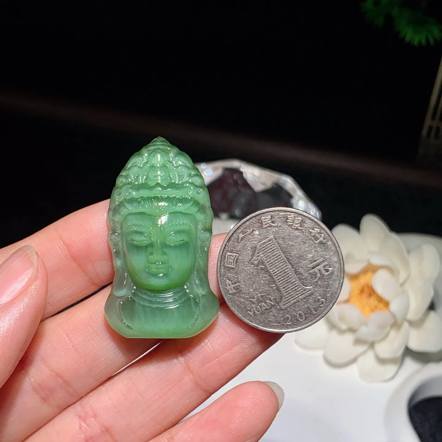 和田玉阳绿猫眼俄罗斯碧玉观音头挂件 尺寸40/21/11重13.7克。玉质细腻油润。手推出油。佩戴高端典雅。lt260204