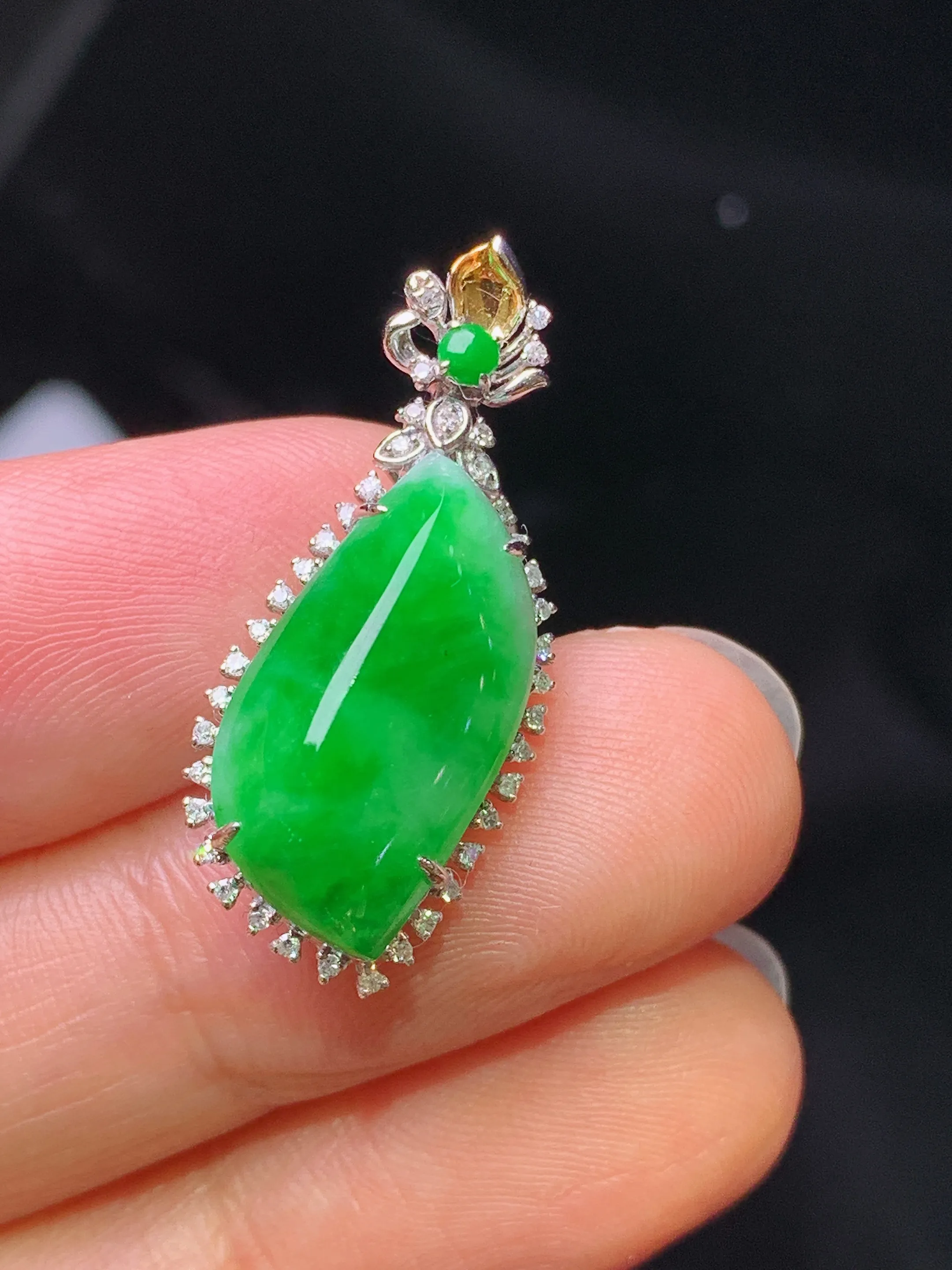 18k金钻镶嵌翠绿随形吊坠 玉质细腻  色泽清新艳丽 整体尺寸27.8*12.2*7.3