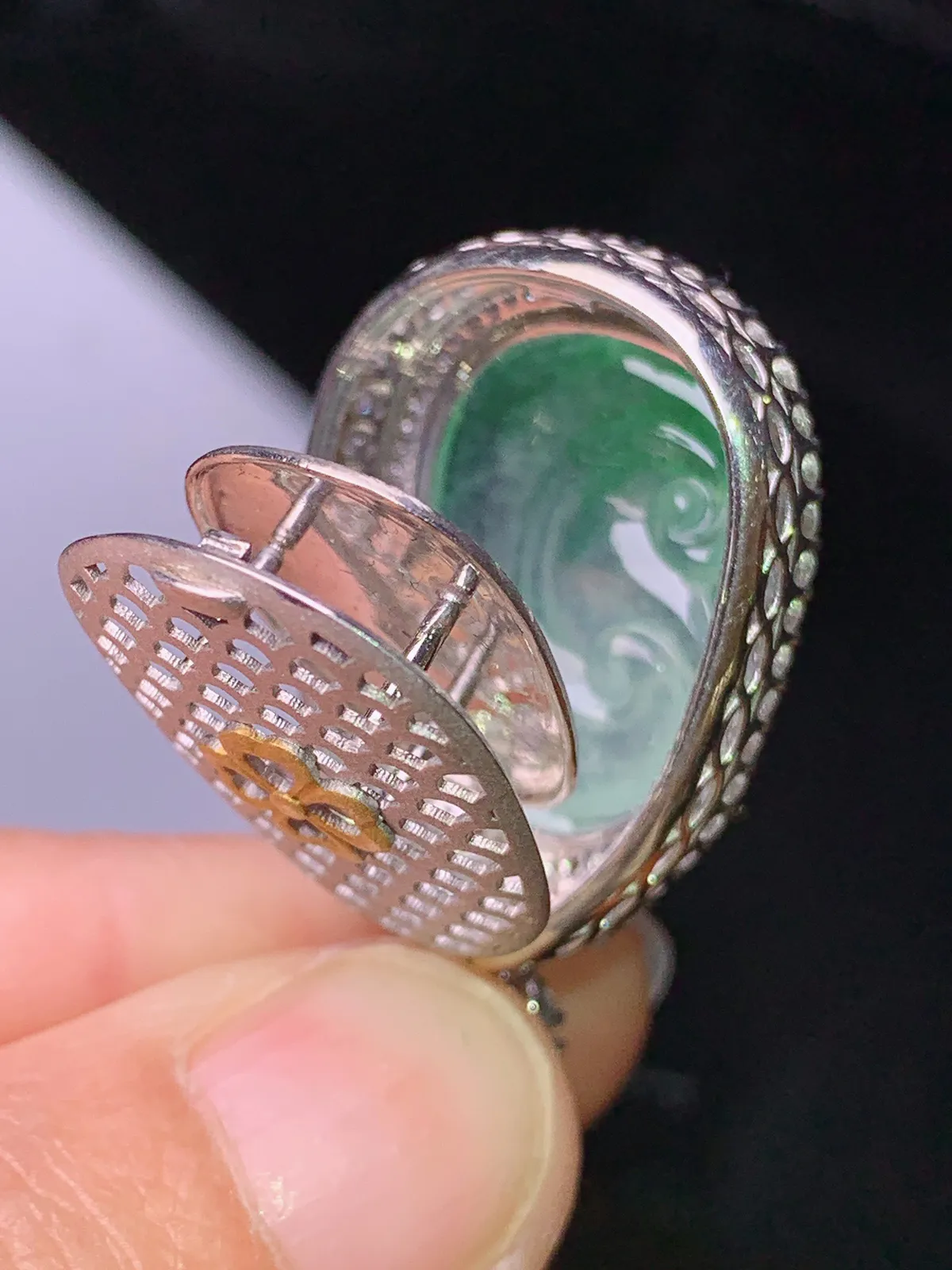 18k金钻镶嵌飘绿如意吊坠 玉质细腻 色泽艳丽清新 整体尺寸35.5*20.5*11.3