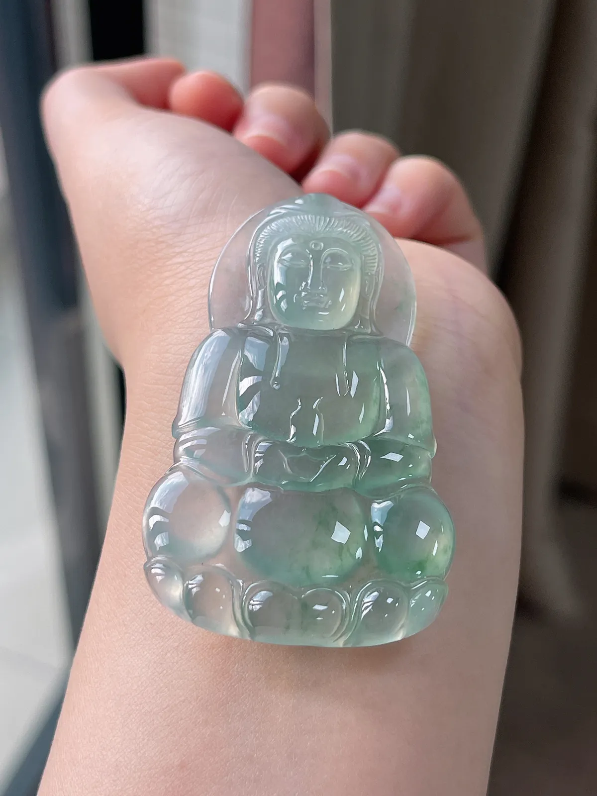 翡翠冰种浅绿色飘花大观音挂坠