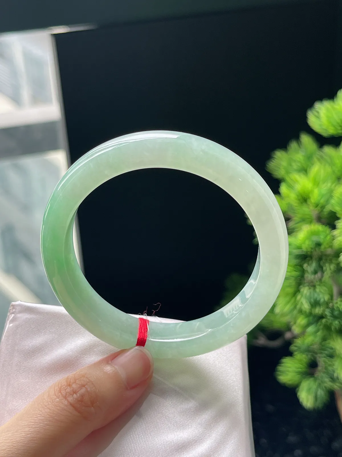 正圈55.9圈口，翡翠冰糯种浅绿色手镯